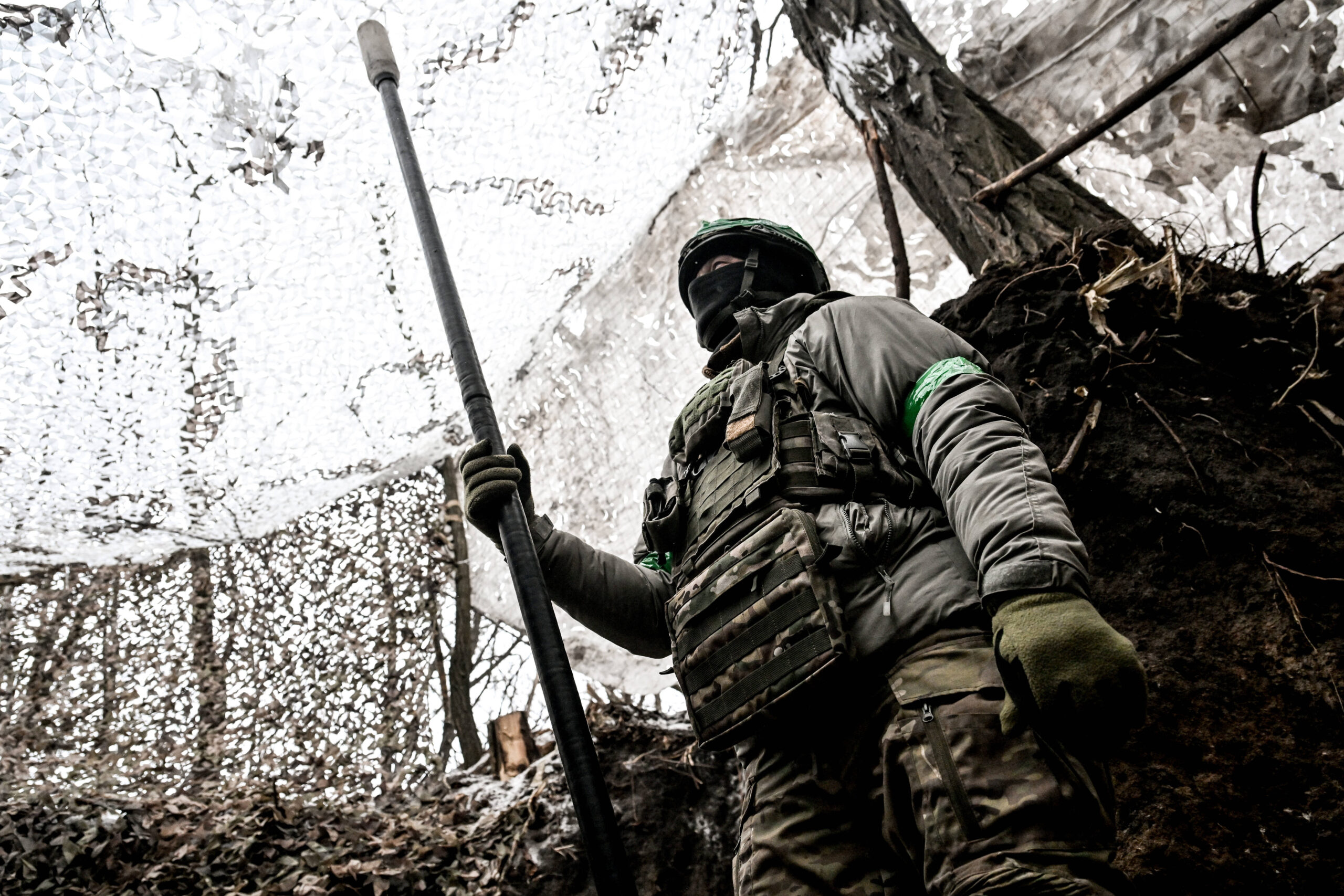Un soldat de l'équipage d'un obusier automoteur ukrainien 2S22 Bohdana 155 mm du bataillon de police des forces spéciales Striletskyi de la police nationale dans la région de Zaporizhzhia participe à une mission de combat visant à frapper les effectifs et le matériel russes dans la direction de Pokrovsky, région de Donetsk, Ukraine, le 23 janvier 2026. © Dmytro Smolienko/Ukrinform