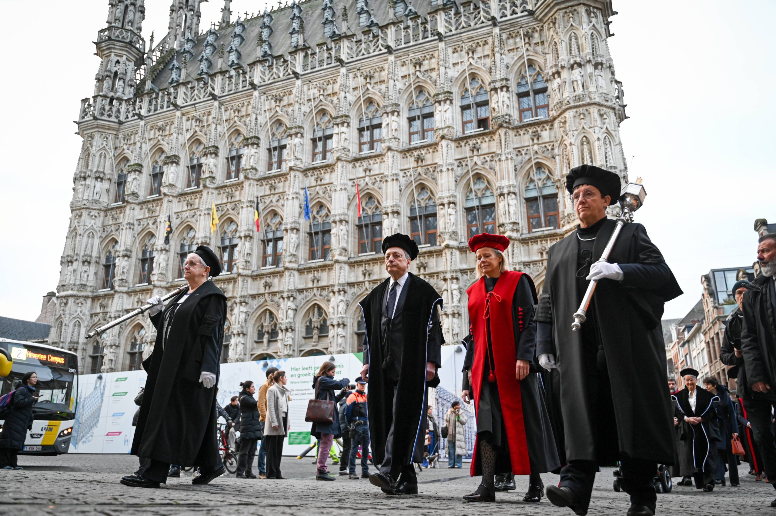 Mario Draghi et la rectrice de l'Université Catholique de Louvain Severine Vermeire photographiés lors des célébrations de la «fête patronale» le 2 février 2026. © Elias Rom