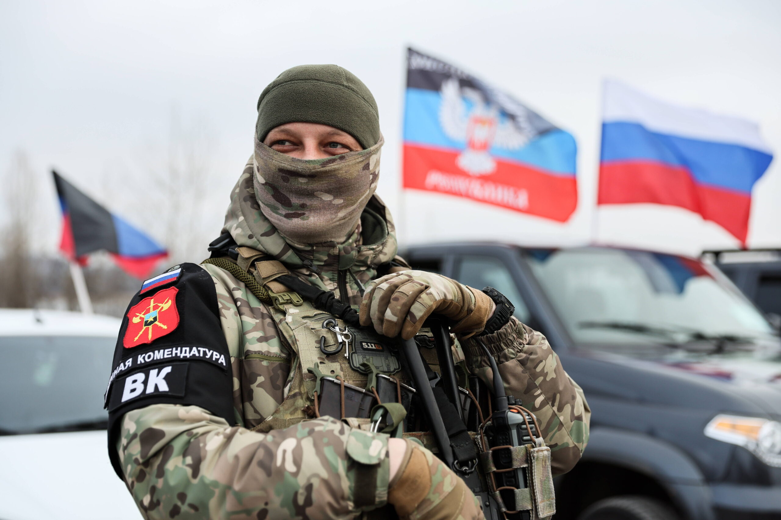 Le 17 février 2026 à Donetsk, dans l'oblast ukrainien du même nom occupé par la Russie, un officier de la police militaire monte la garde avant un rallye automobile organisé pour marquer le deuxième anniversaire de la prise d'Avdeyevka par les troupes russes (© Dmitry Yagodkin/TASS via ZUMA Press)