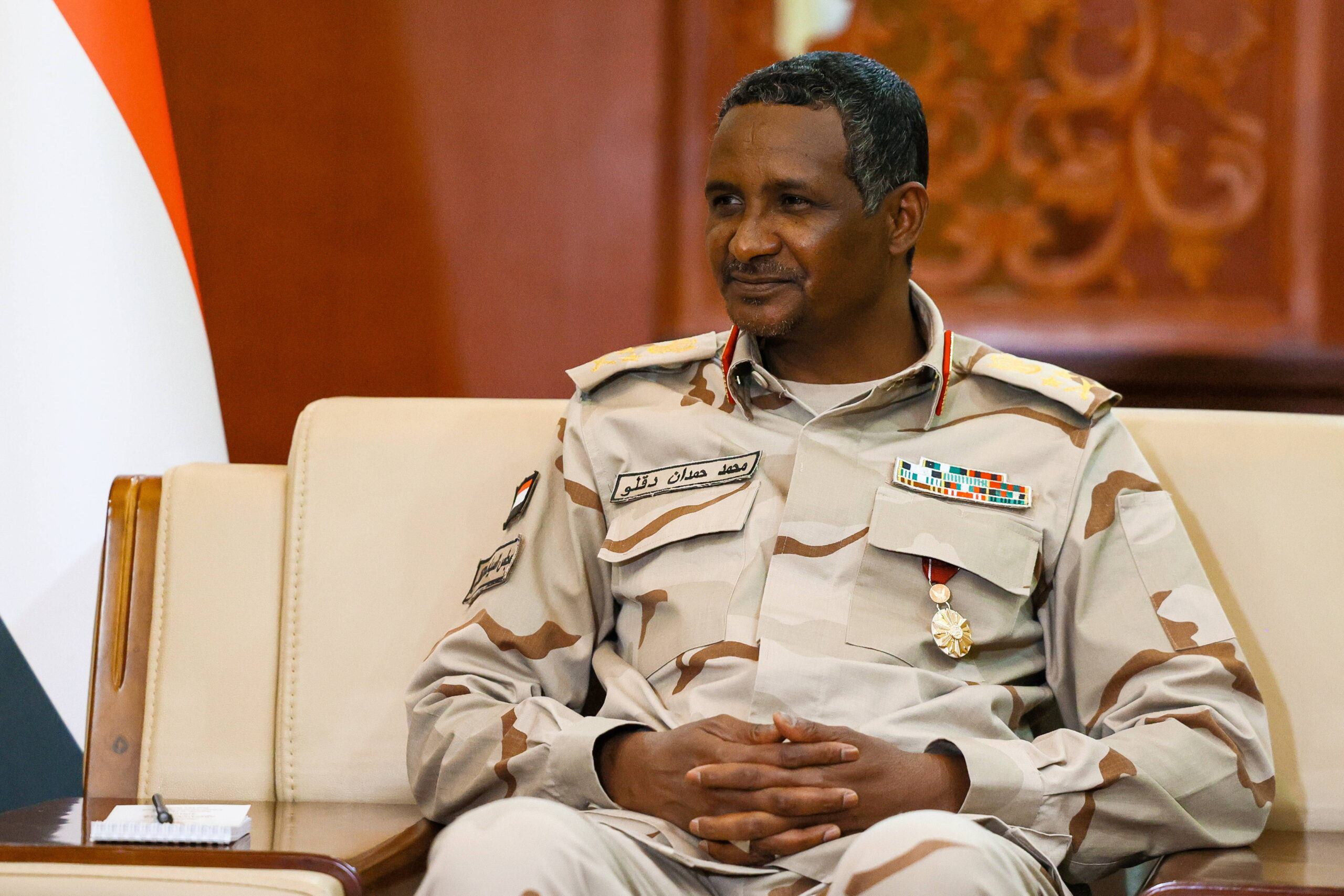 Le vice-président du Conseil souverain du Soudan Mohammed Hamdan Dogalo (Hemedti), pendant une réunion avec le ministre russe des Affaires étrangères Sergueï Lavrov au Palais républicain, à Khartoum, au Soudan, le 9 février 2023. © Service de presse du ministère russe des Affaires étrangères/TASS/Sipa USA.