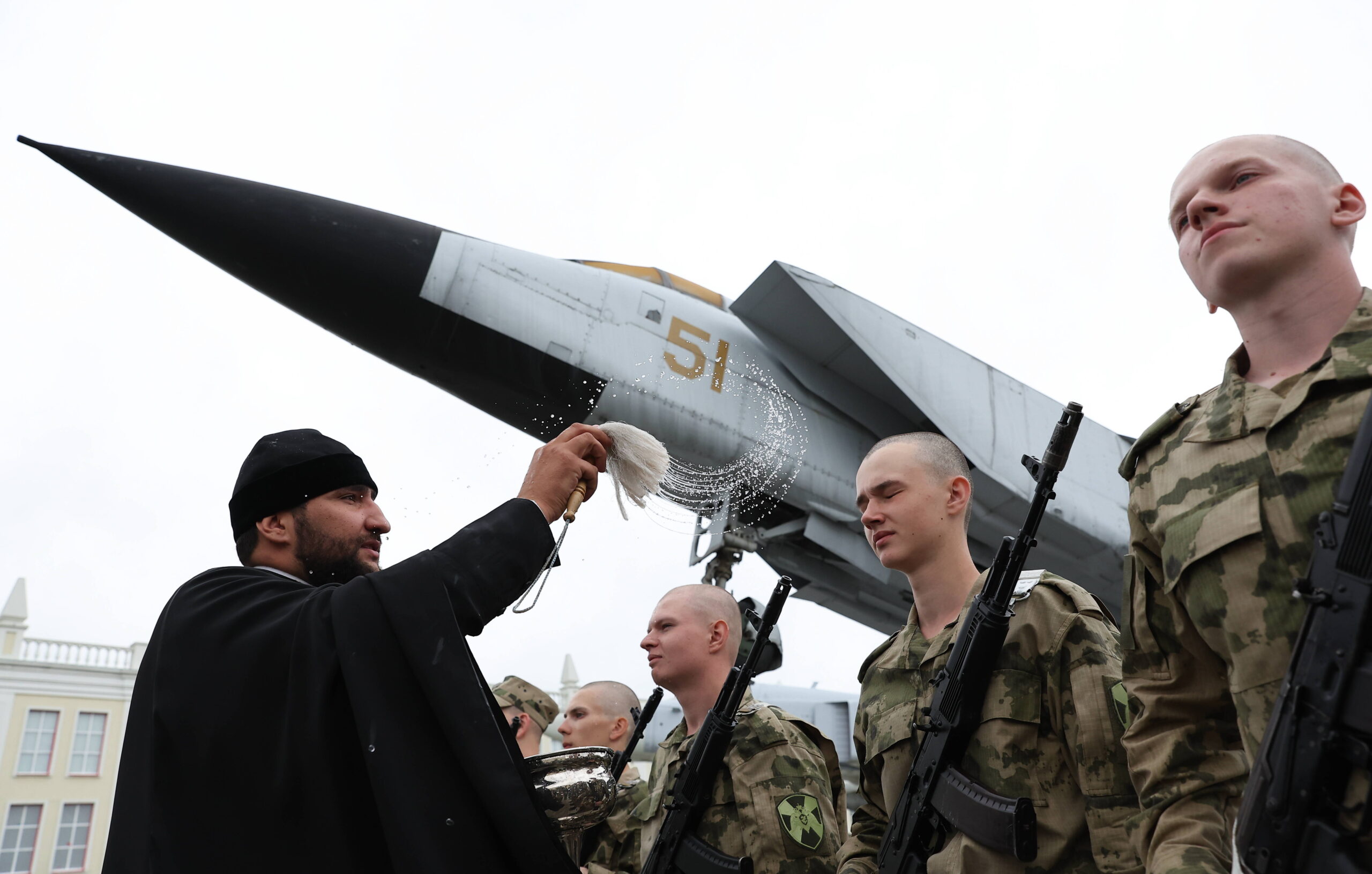 Un prêtre orthodoxe bénit des militaires conscrits de la Garde nationale russe qui prêtent serment le 26 juillet 2025 à Verkhnyaya Pyshma. © Donat Sorokin