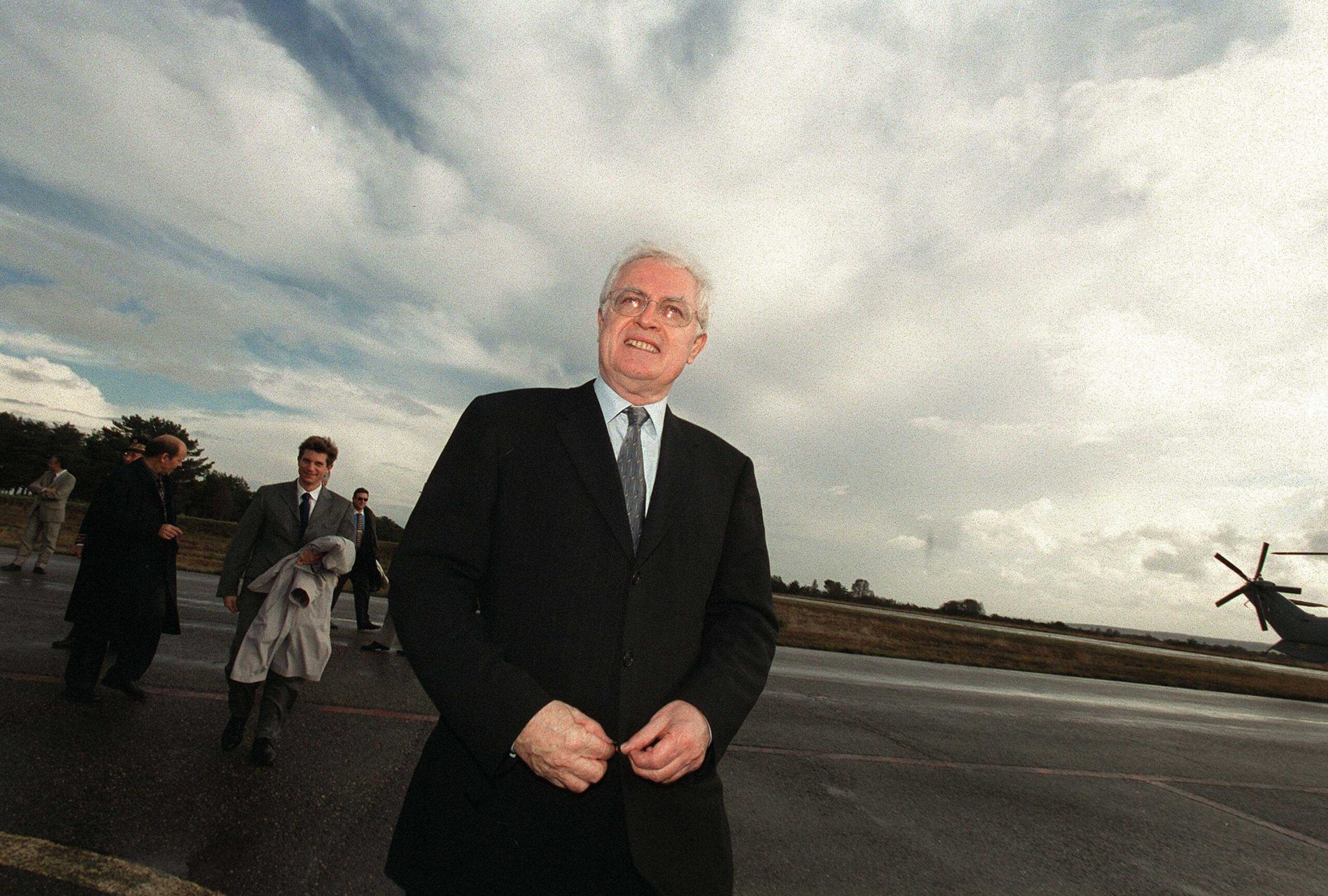 Lionel Jospin rend visite aux élèves officiers des écoles de Saint-Cyr-Coëtquidan pour exposer sa vision des armées après leur professionalisation. © SIPA