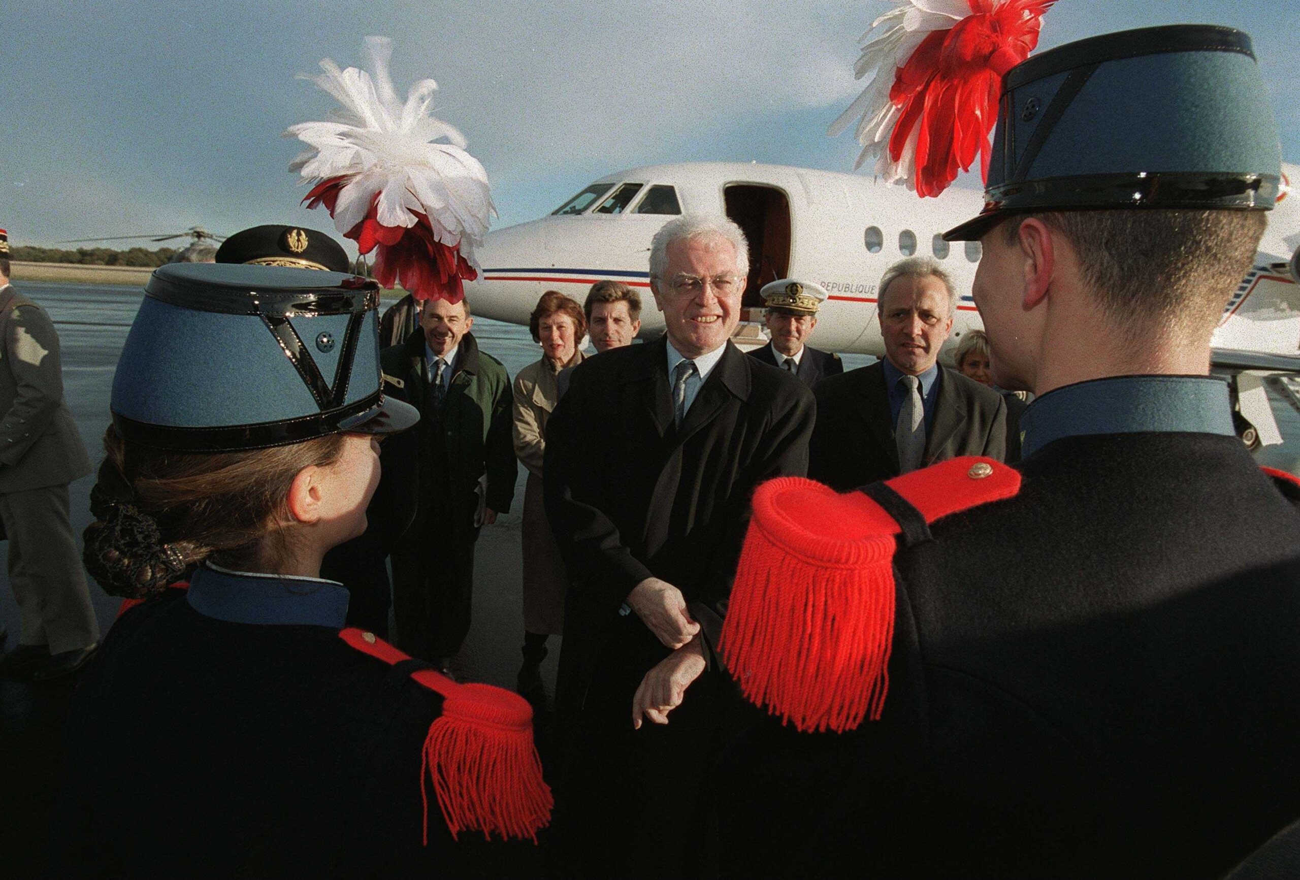 Lionel Jospin rend visite aux élèves officiers des écoles de Saint-Cyr-Coëtquidan pour exposer sa vision des armées après leur professionalisation. © SIPA