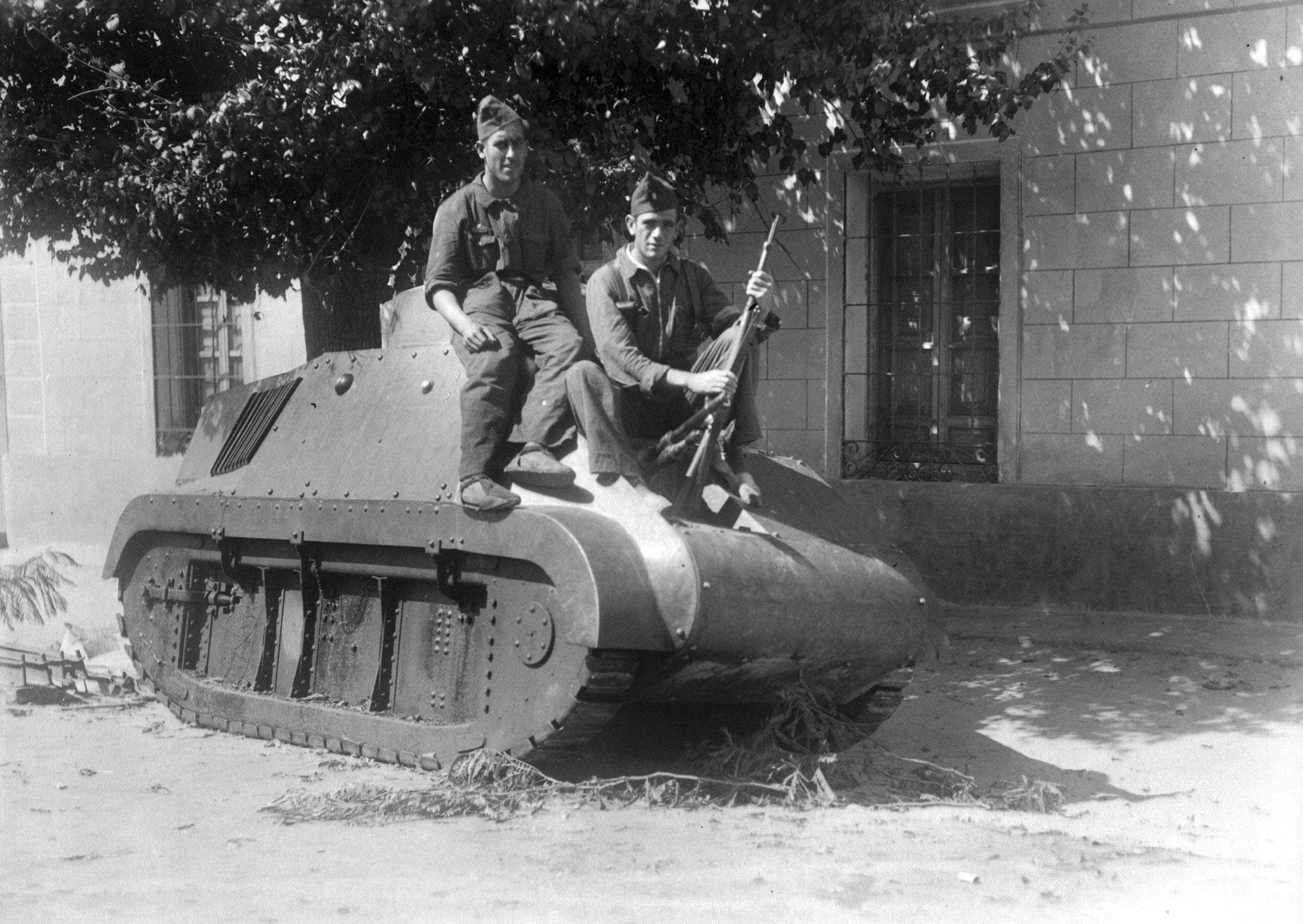 Tolède, sans date. Dans la zone républicaine, des miliciens posent sur un char «Ansaldo».