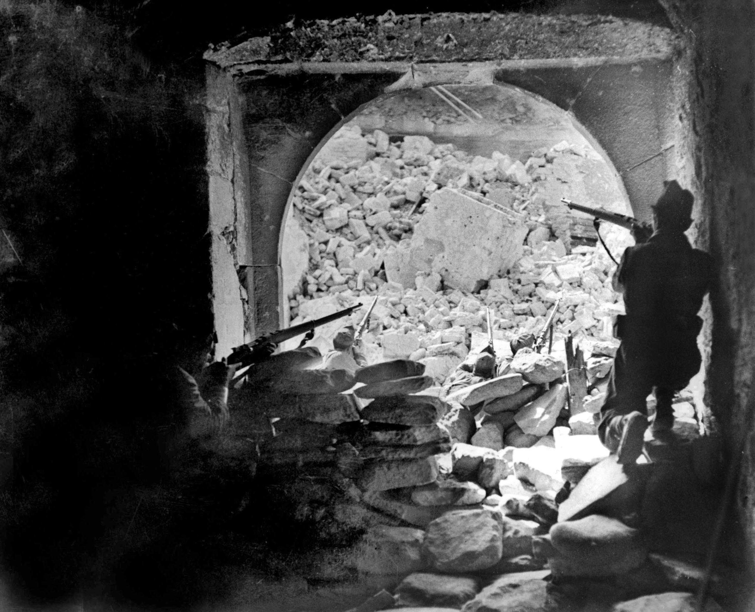 Tolède, été 1936. Combattants républicains pendant le siège de l'Alcazar, aux mains des militaires insurgés.