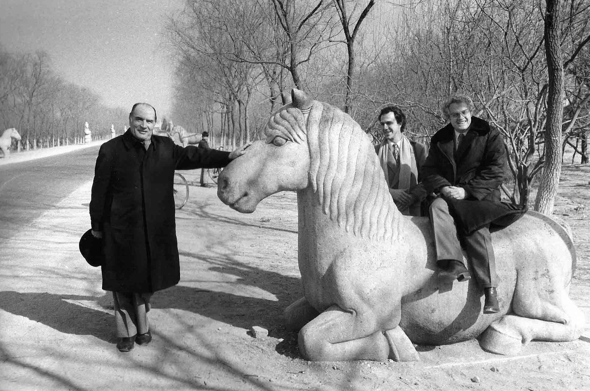 François Mitterrand avec Lionel Jospin et Jean-Marie Cambacérès au temple de Confucius de Pékin en février 1981. © Jean-Claude Francolon/SIPA