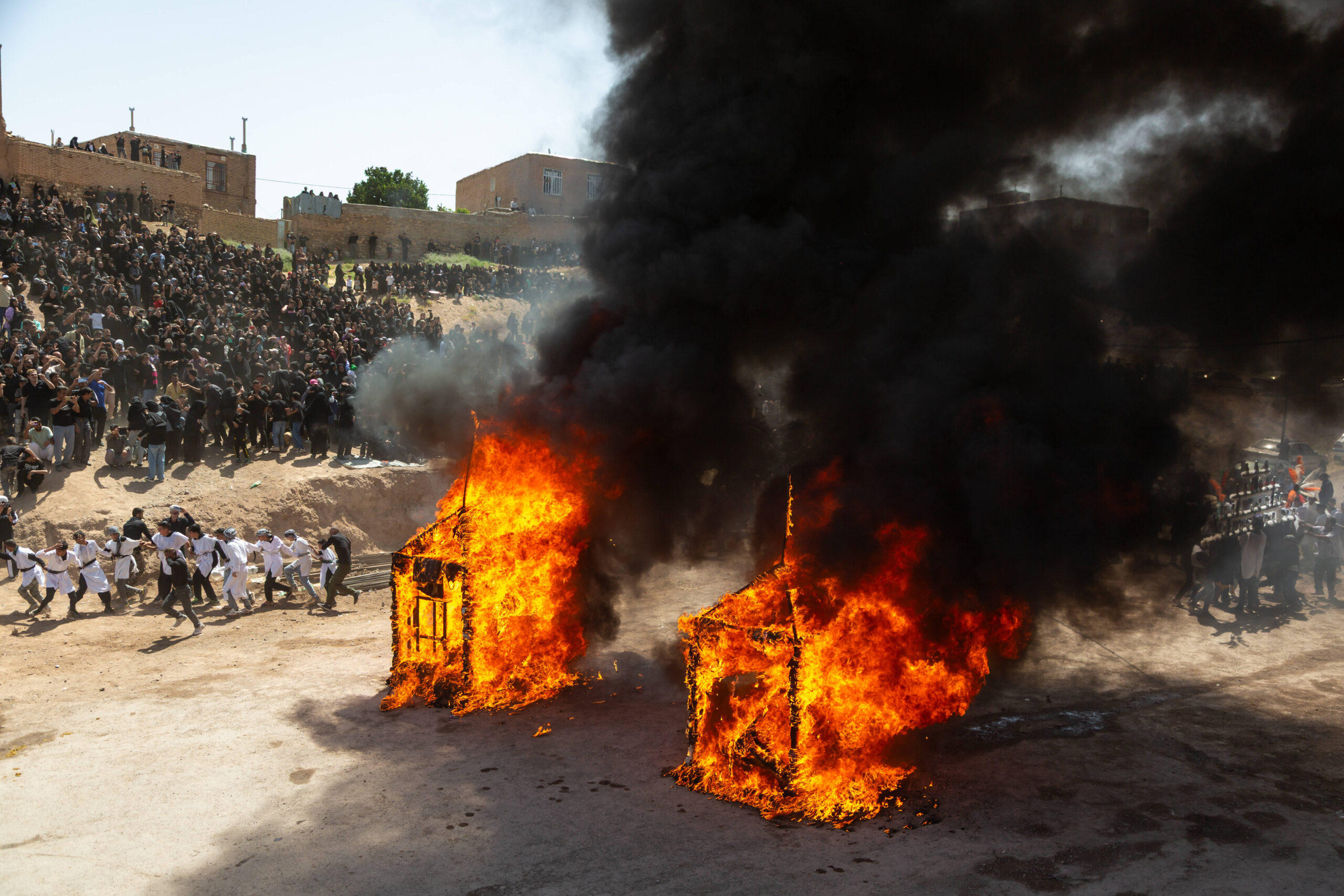 Chaque année, à l'occasion de l'Achoura, ce village accueille des cérémonies rituelles, notamment la procession des feuilles de palmier (défilé de structures religieuses symboliques), l'incendie des tentes (reconstitution de l'incendie des tentes symboliques de Karbala) et des représentations de Ta'zieh. © Morteza Aminoroayayi/MEI/SIPA