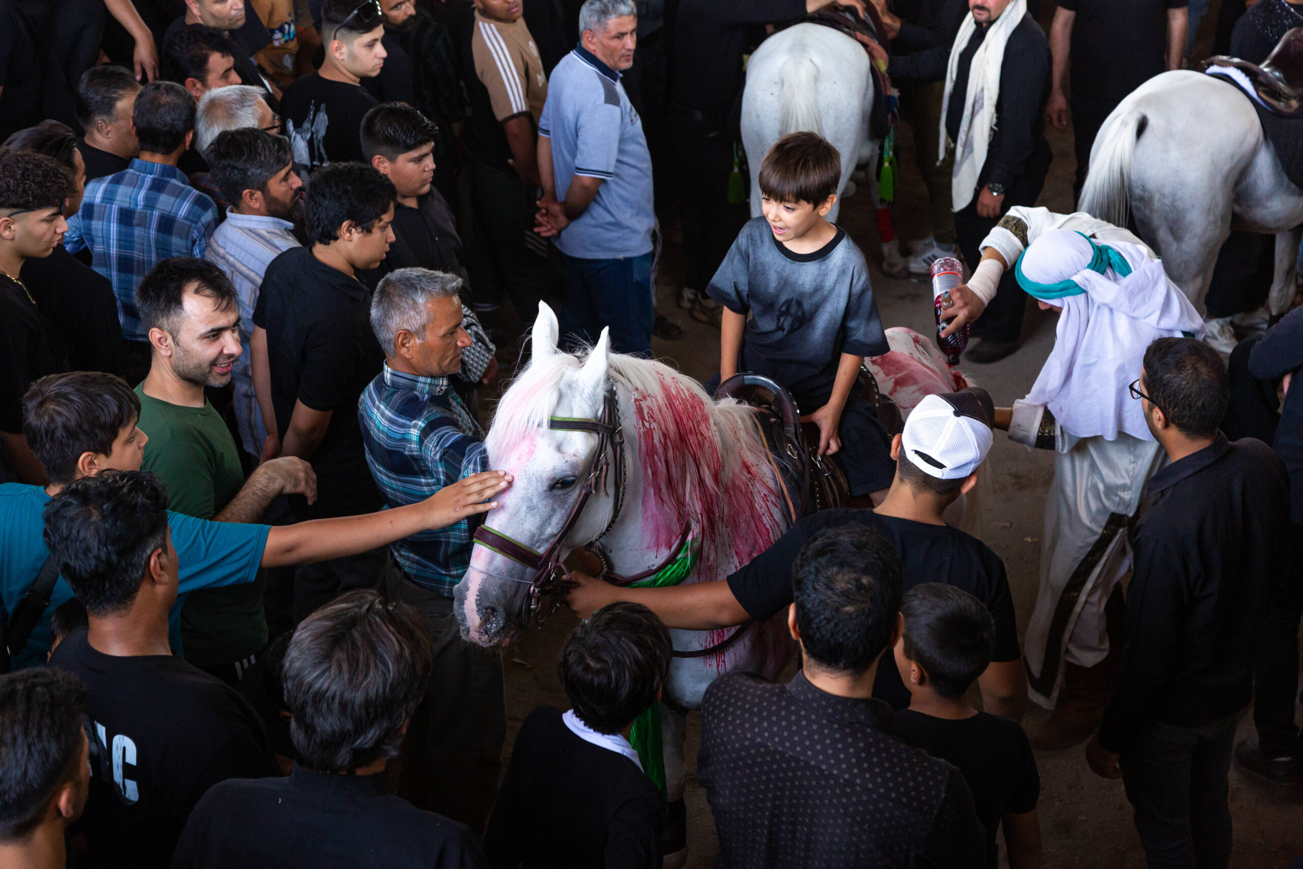 Des musulmans chiites se rassemblent pour assister à une représentation de «Ta'zieh» lors des rituels de deuil de l'Arba'in, à l'intérieur d'un bâtiment du village d'Ahmadabad, près de Neyshabur, en Iran, le 14 août 2025. © Morteza Aminoroayayi/SIPA
