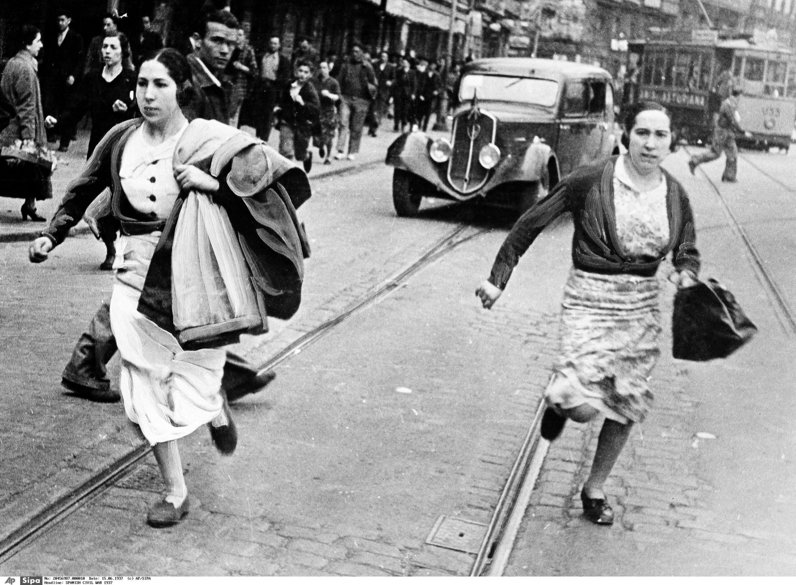 Bilbao, le 15 juin 1937. À l'approche d'un raid aérien des forces armées insurgées, des civils courent se mettre à l'abri.