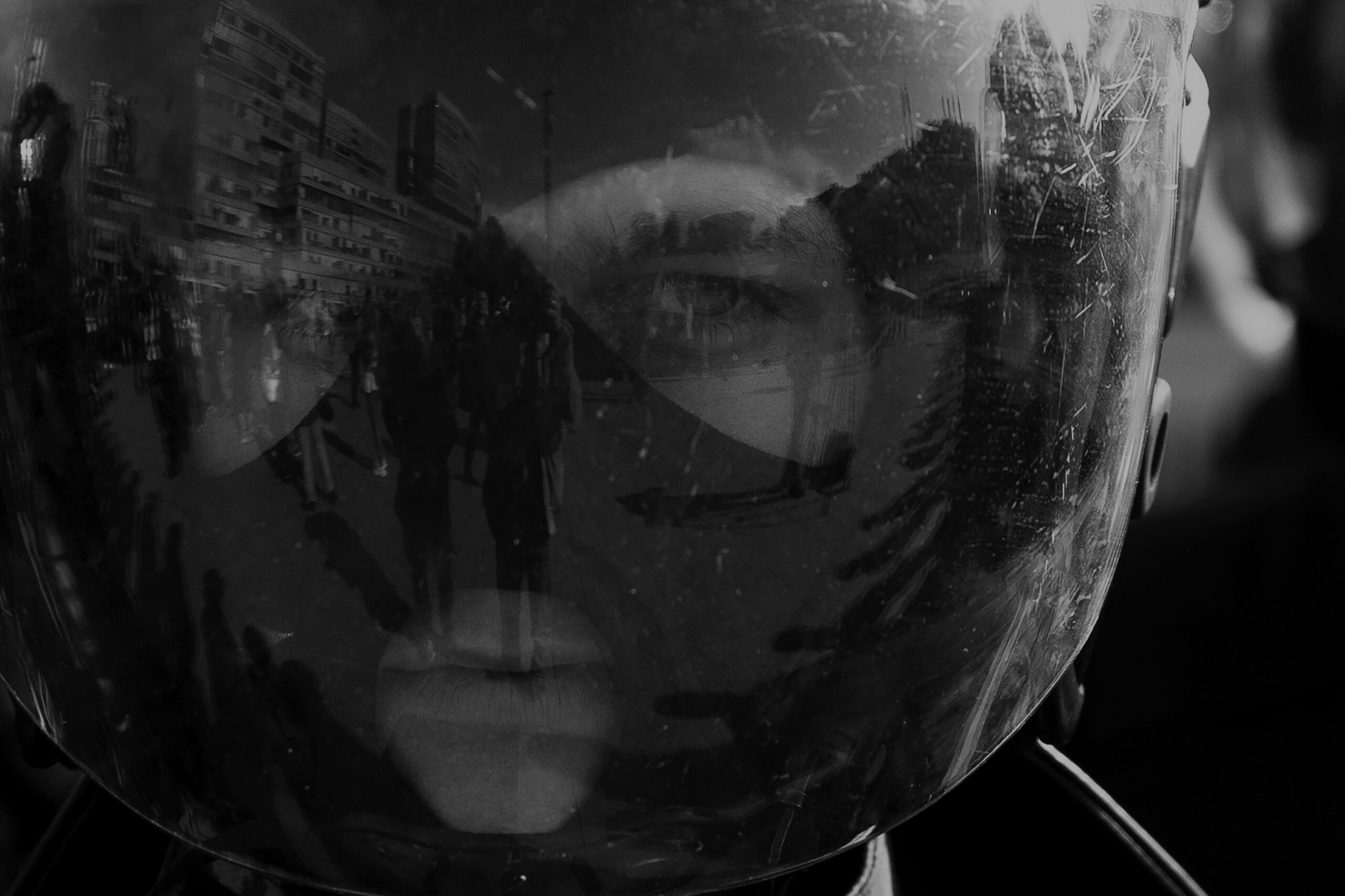 Un policier monte la garde alors que la police bloque une rue lors d'un rassemblement non autorisé dans le centre de Moscou, en Russie, le samedi 3 août 2019. (© AP Photo/Pavel Golovkin)