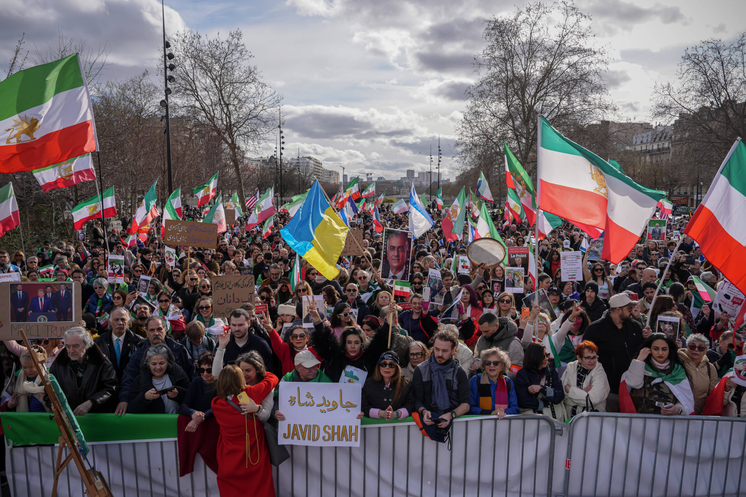 Des membres de la diaspora iranienne en France célèbrent les frappes israélo-américaines à Paris, le 1er mars 2026. ©Aurelien Morissard/AP/SIPA