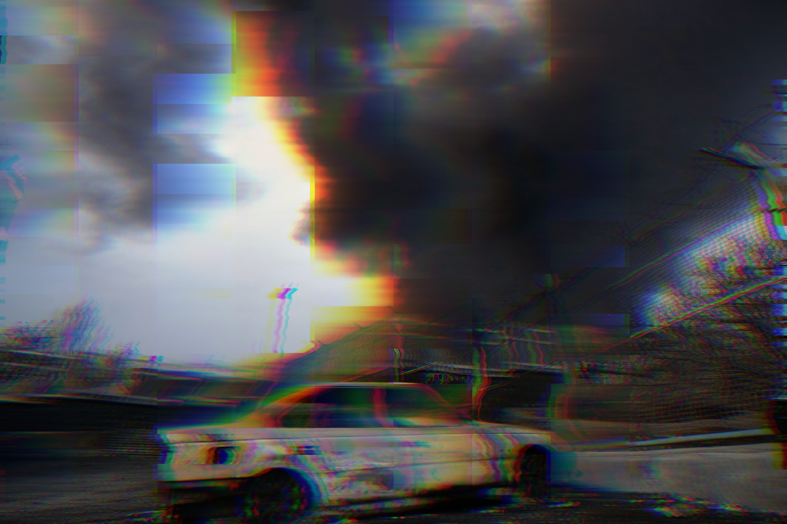 Une épaisse colonne de fumée provenant d'une frappe américano-israélienne sur une installation de stockage de pétrole samedi soir plane dans le ciel au-dessus de Téhéran, en Iran, dimanche 8 mars 2026. © AP Photo/Vahid Salemi