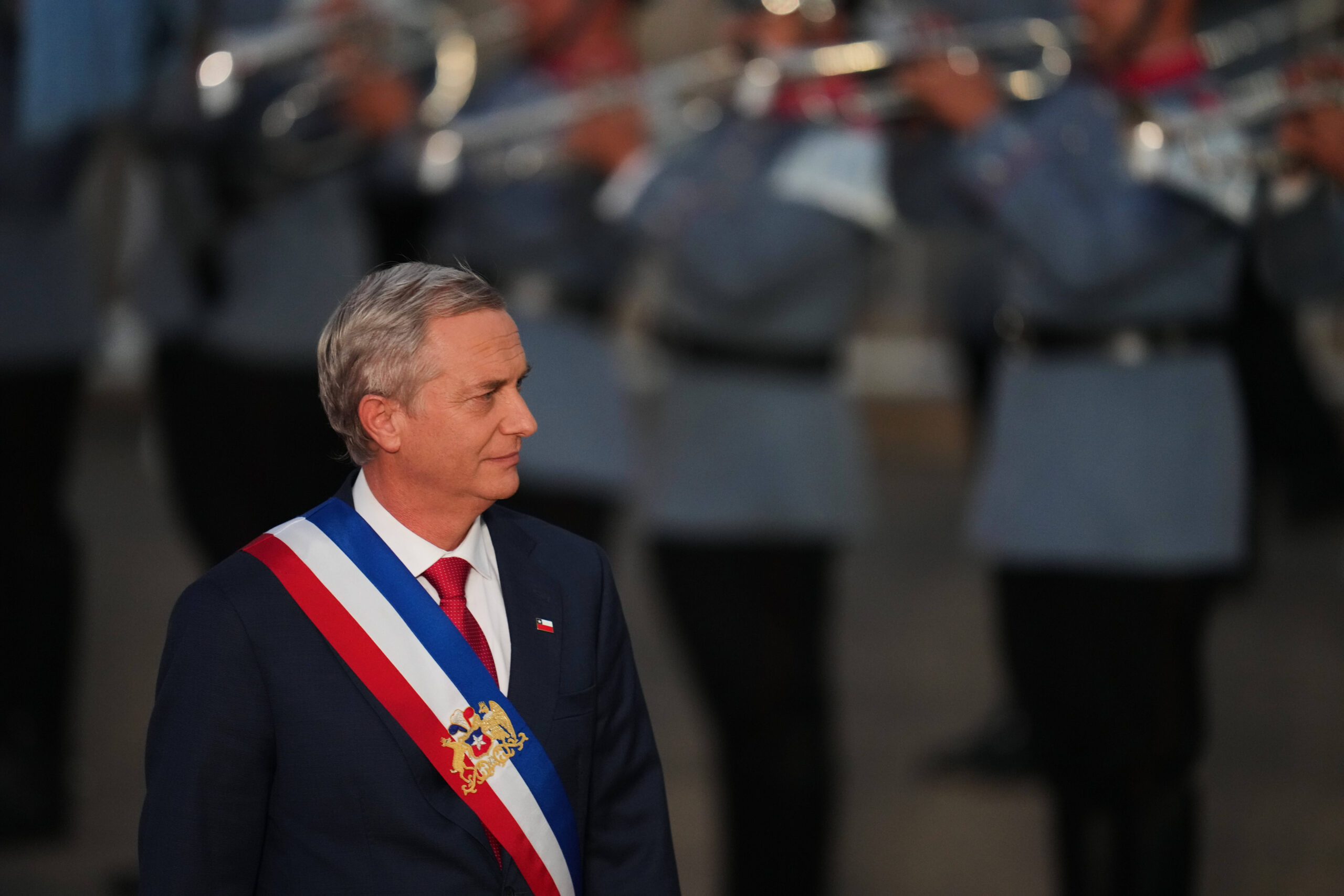 Santiago, le mercredi 11 mars 2026. Le président chilien José Antonio Kast arrive au palais présidentiel de La Moneda après son investiture. © AP Photo/Esteban Felix