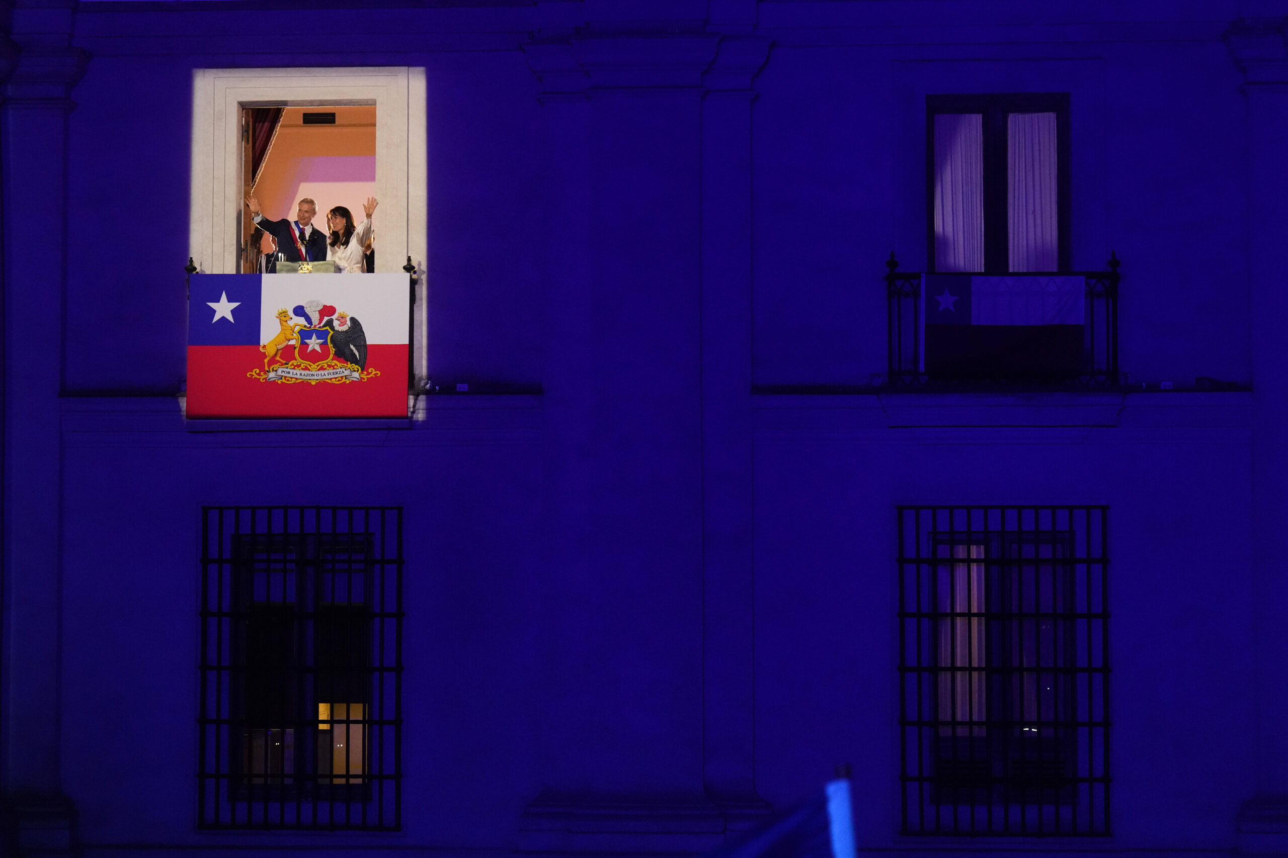 Santiago, le mercredi 11 mars 2026. Le président chilien José Antonio Kast et son épouse Maria Pia Adriasola saluent leurs partisans depuis le balcon du palais présidentiel de La Moneda. © AP Photo/Gustavo Garello