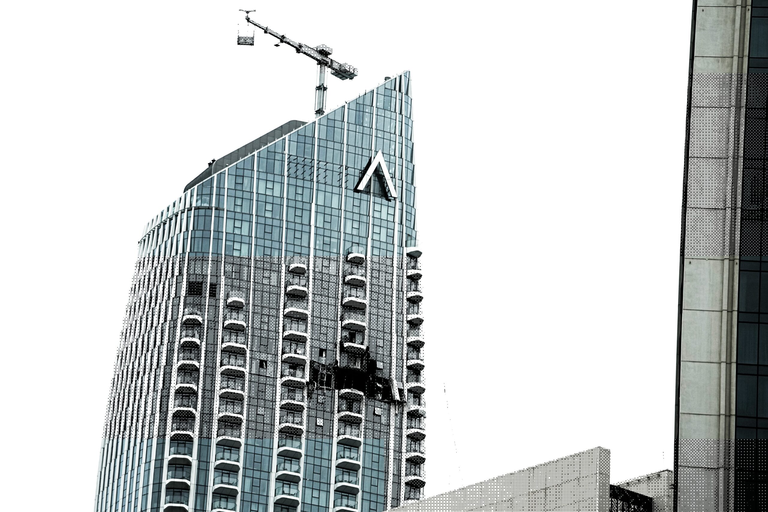 Des ouvriers inspectent les dégâts causés à l'hôtel Address Creek Harbour après qu'il a été touché par une frappe de drone dans la nuit, à Dubaï, aux Émirats arabes unis, le jeudi 12 mars 2026. © AP Photo/Fatima Shbair