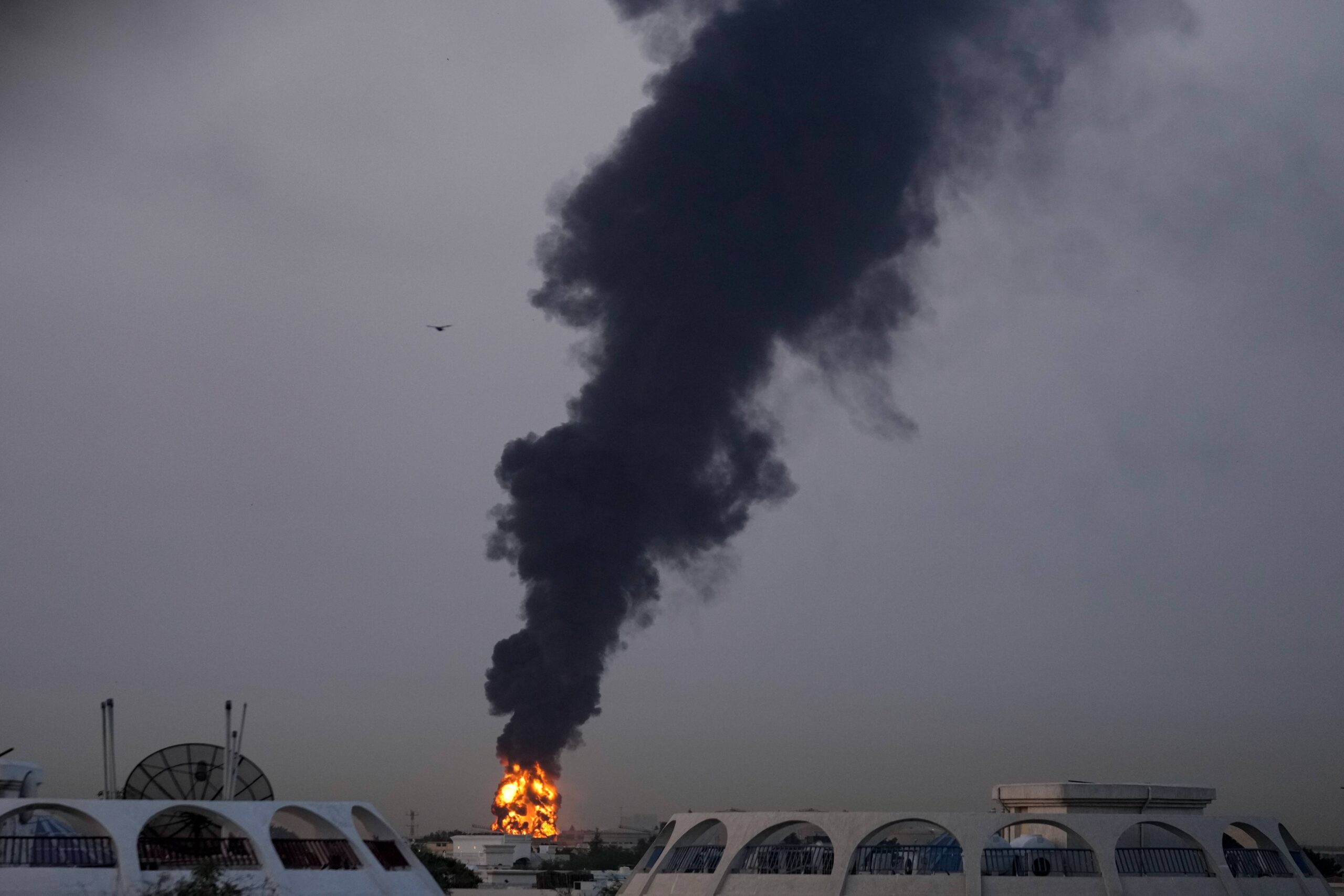 Des flammes et des panaches de fumée s'élèvent après qu'un drone a percuté un réservoir de carburant près de l'aéroport international de Dubaï, aux Émirats arabes unis, tôt le lundi 16 mars 2026. © Associated Press