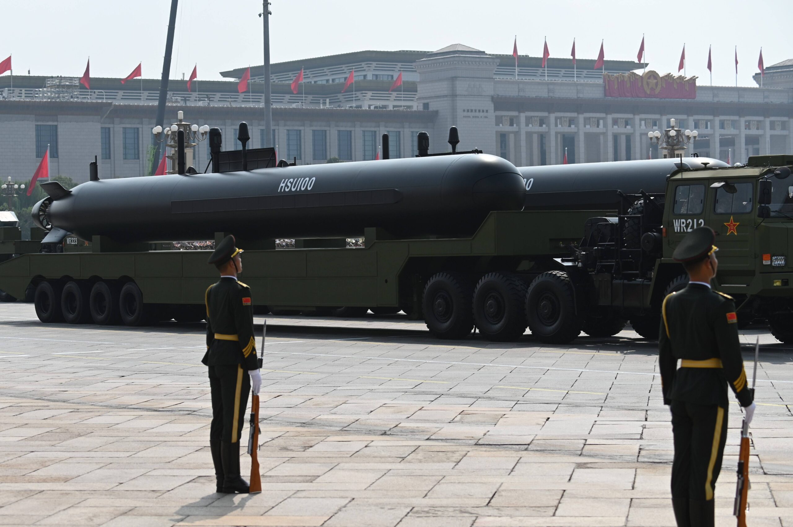Des drones sous-marins sans pilote accompagnent des véhicules de transport militaires à Pékin le 3 septembre 2025. © Johannes Neudecker/DPA/SIPA