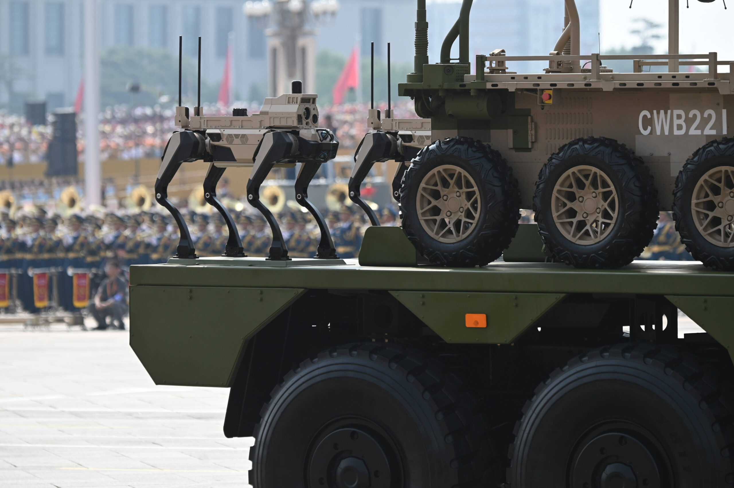 Parmi les «nouvelles armes chinoises», des robots quadrupèdes autonomes sont montrés lors du défilé militaire à Pékin. © Johannes Neudecker/DPA/SIPA