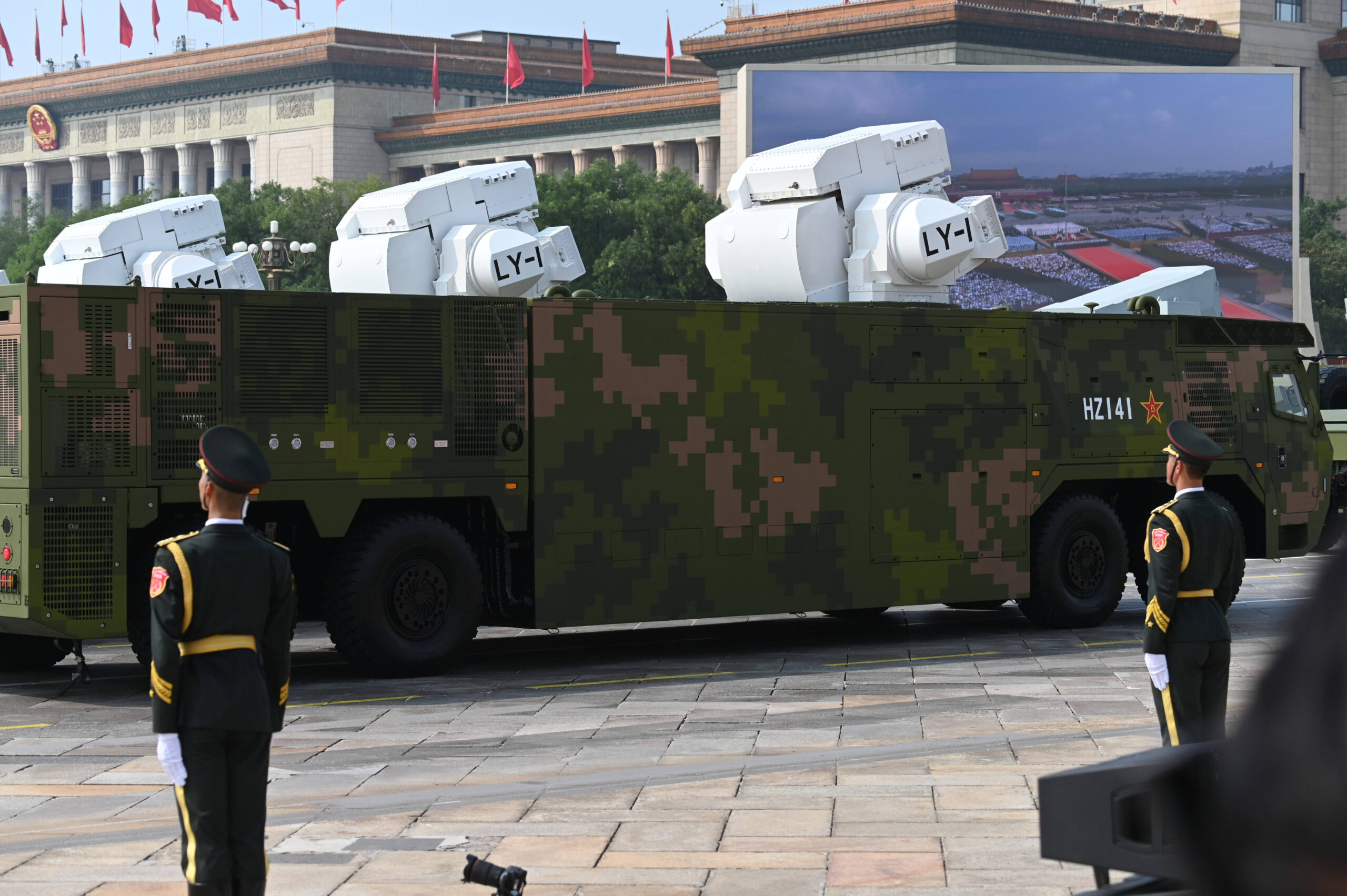 Des véhicules équipés de l'arme laser LY-1 défilent devant la place Tiananmen lors du défilé militaire à Pékin. La Chine a présenté pour la première fois lors de ce défilé ce laser dit « à haute énergie » (HEL), qui pourrait servir à se défendre contre des essaims de petits drones ou d'armes guidées. © Johannes Neudecker/DPA/SIPA