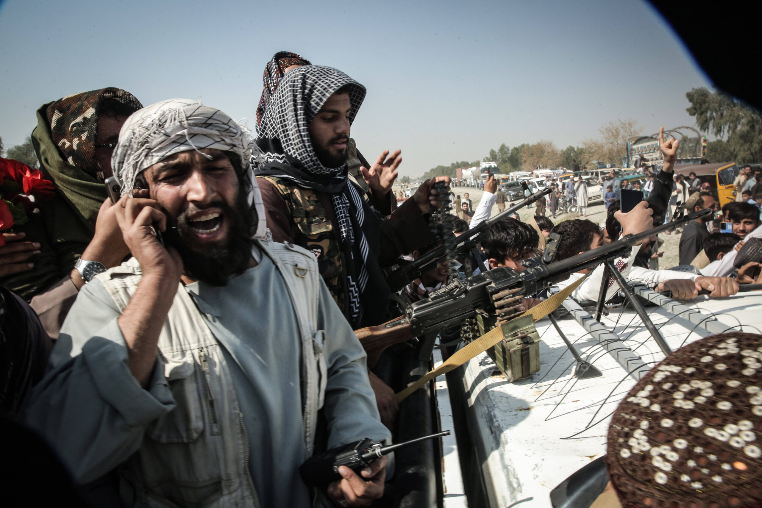 Des combattants talibans montent à bord d'un véhicule blindé à un poste de contrôle près du poste frontière de Torkham entre le Pakistan et l'Afghanistan. © Sami Jan