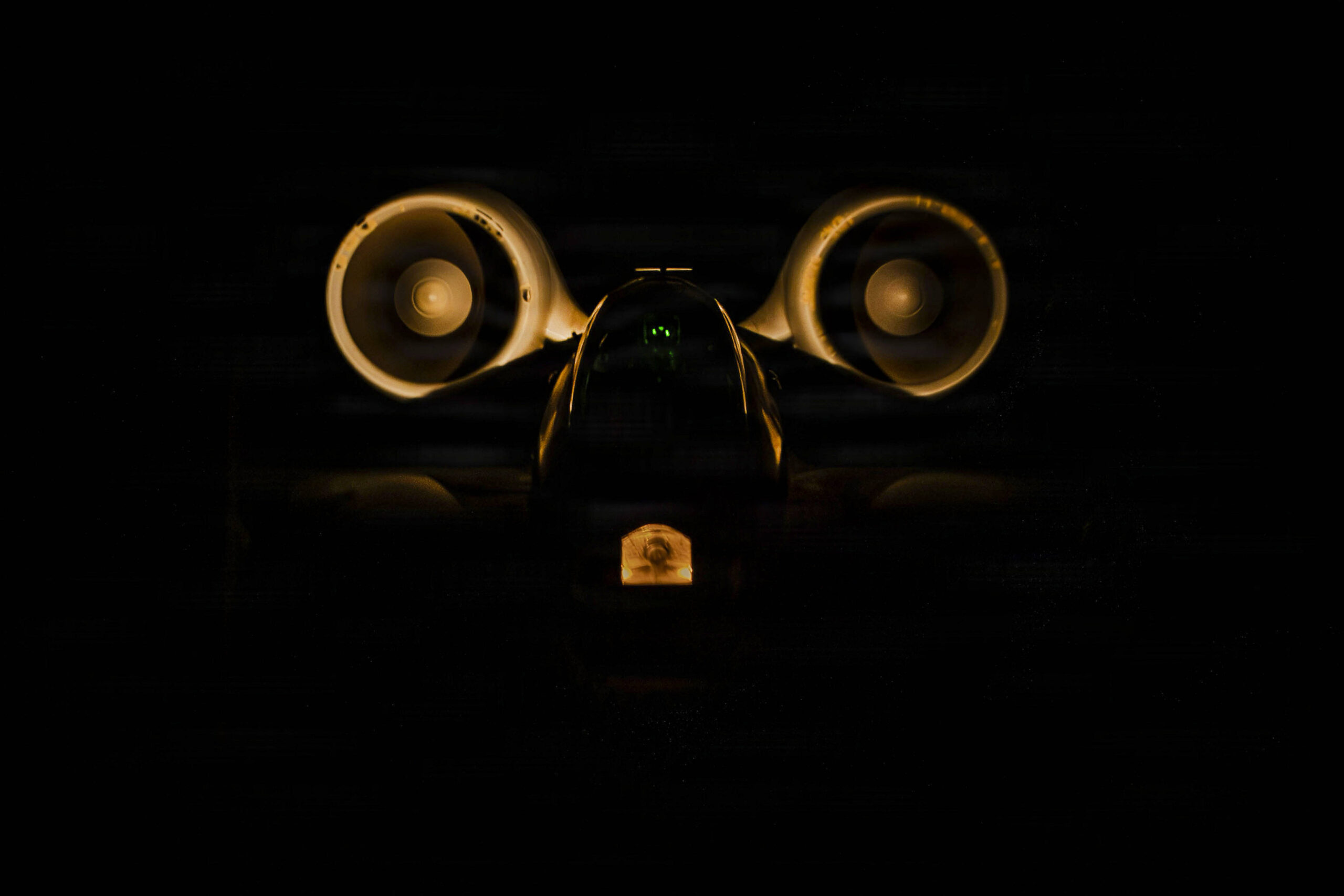 Un avion de combat A-10 Thunderbolt II de l'armée de l'air américaine s'approche pour se ravitailler auprès d'un KC-135 Stratotanker lors d'une mission nocturne dans le cadre de l'opération Epic Fury, le 9 mars 2026, dans un lieu tenu secret. © U.S. Air Force