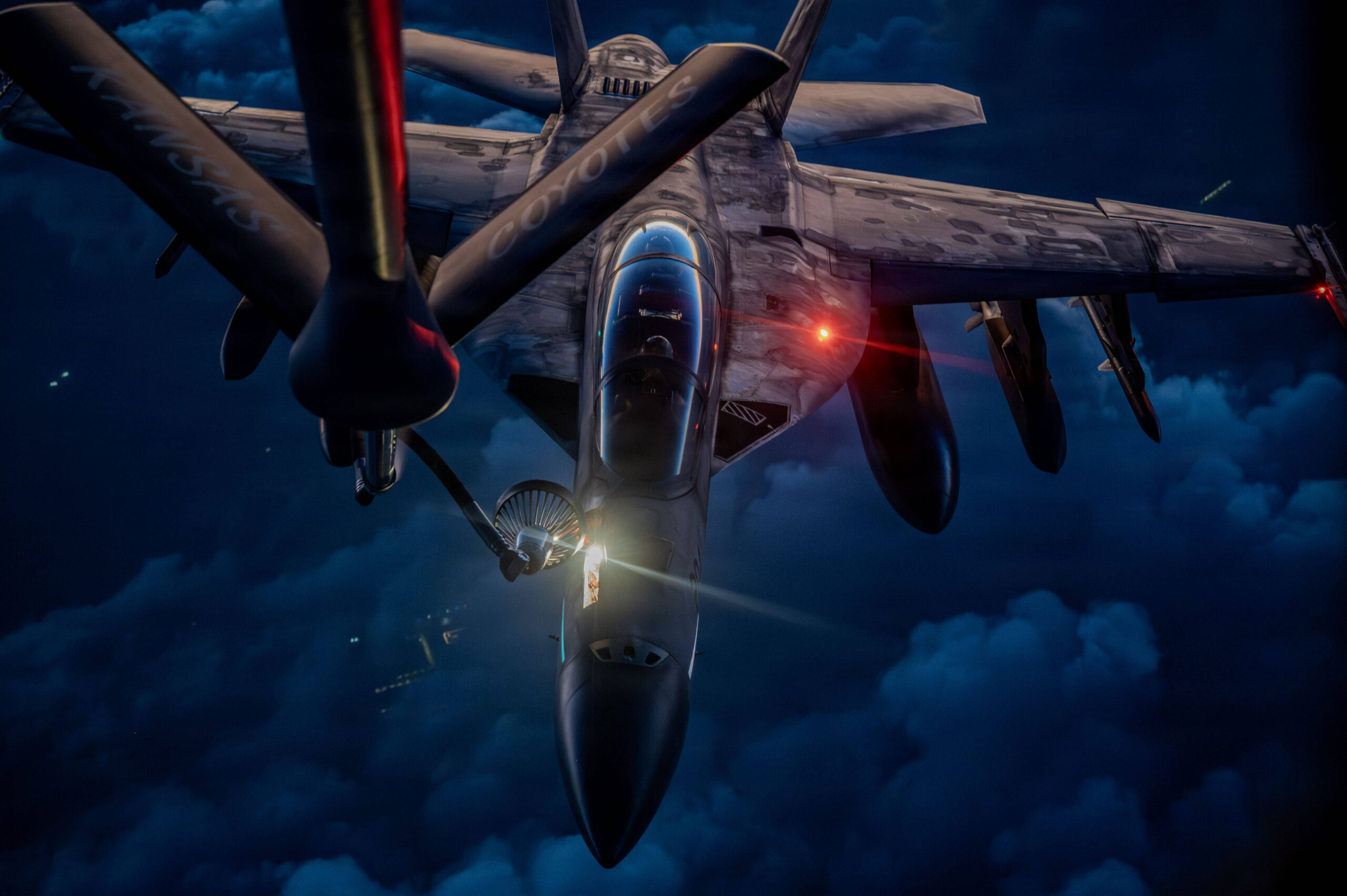 Un avion de chasse F/A-18F Super Hornet de la marine américaine s'approche pour se ravitailler auprès d'un KC-135 Stratotanker lors d'une mission de bombardement nocturne dans le cadre de l'opération Epic Fury, le 8 mars 2026. © U.S. Air Force