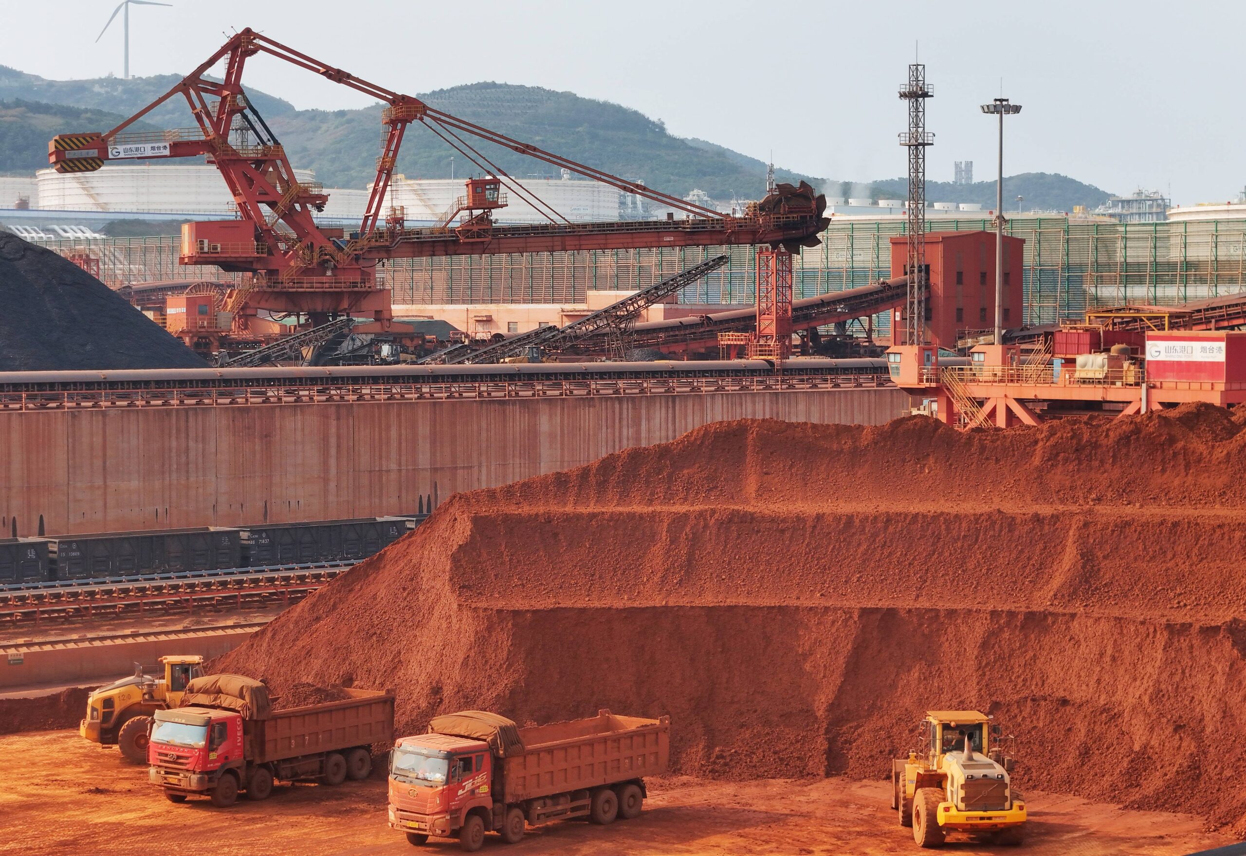 La couleur rouge caractérise la terre avec une teneur riche en fer et en bauxite, extraite au terminal du port de Yantai, dans la région du Shandong, en Chine. © CFOTO/Sipa USA