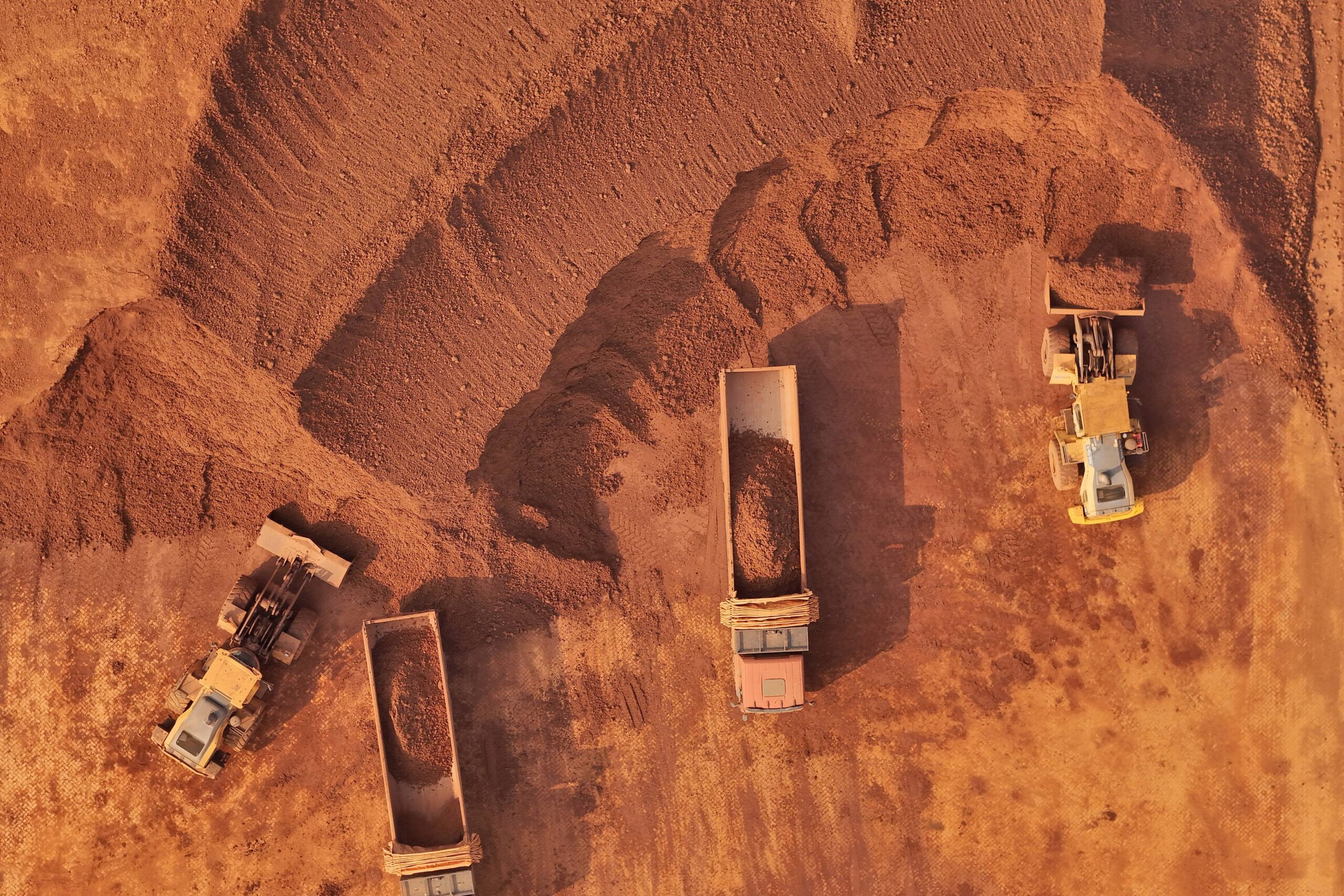 Vue aérienne de la récolte des terres concentrais en minéraux de fer et de bauxite pour leur transport jusqu'aux raffineries. La teneur rouge caractérise la terre avec une teneur riche en fer et en bauxite, extraite au terminal du port de Yantai, dans la région du Shandong, en Chine. © CFOTO/Sipa USA
