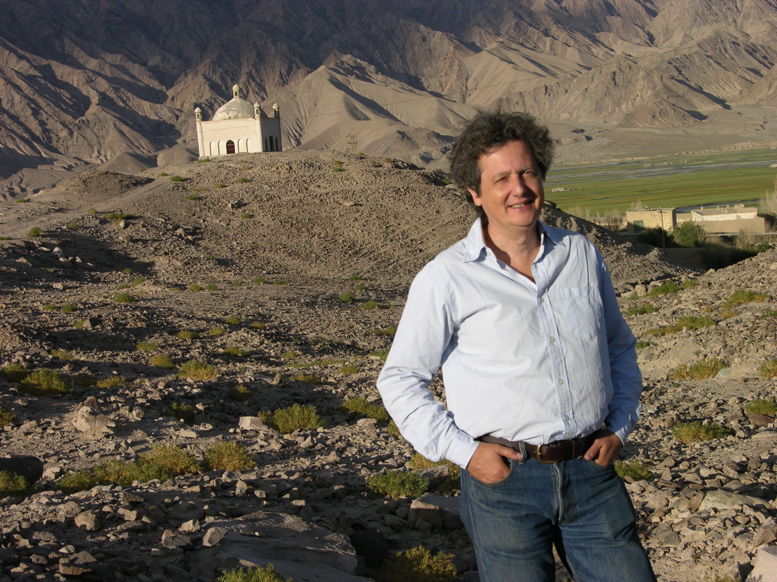 «Au Xinjiang, aux confins de la Chine et du Pakistan, dans ces paysages magnifiques de montagnes, un petite mosquée isolée. Photo prise par Bertrand Meunier avec qui j'ai sillonné la Chine d'innombrables fois.»