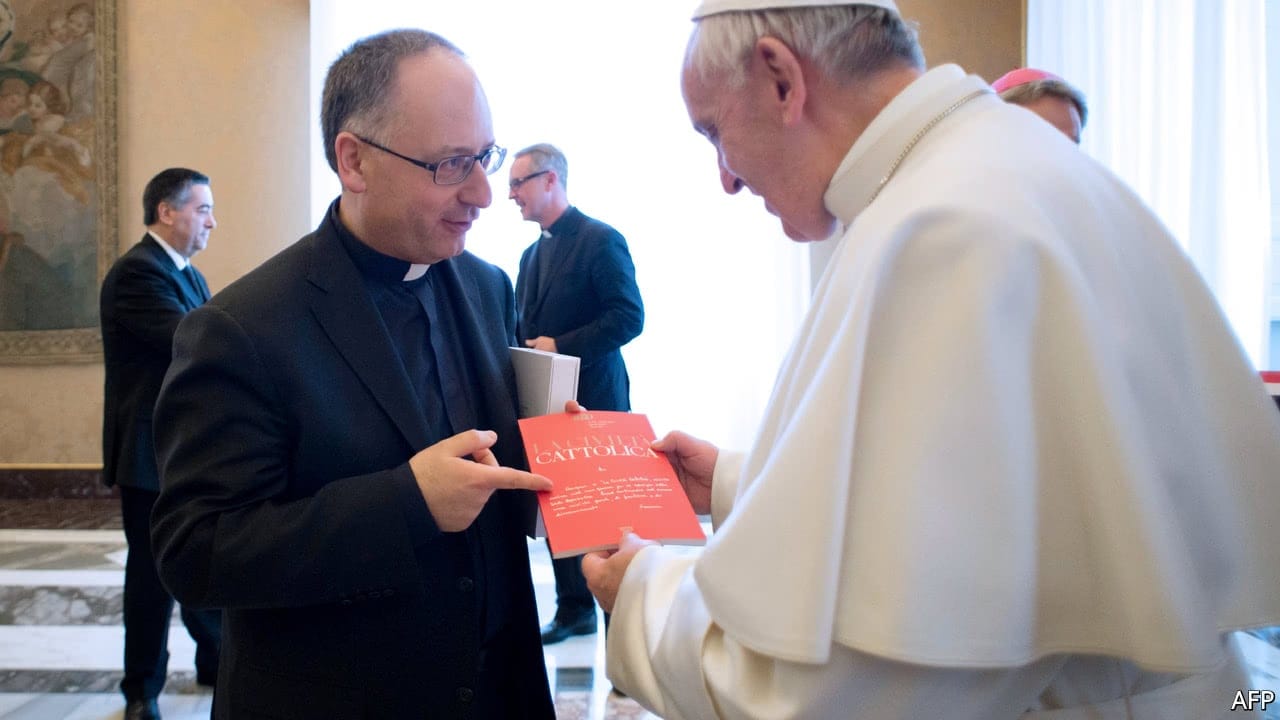 Antonio Spadaro offre au pape François un exemplaire de la revue La Civilità Cattolica en 2017.