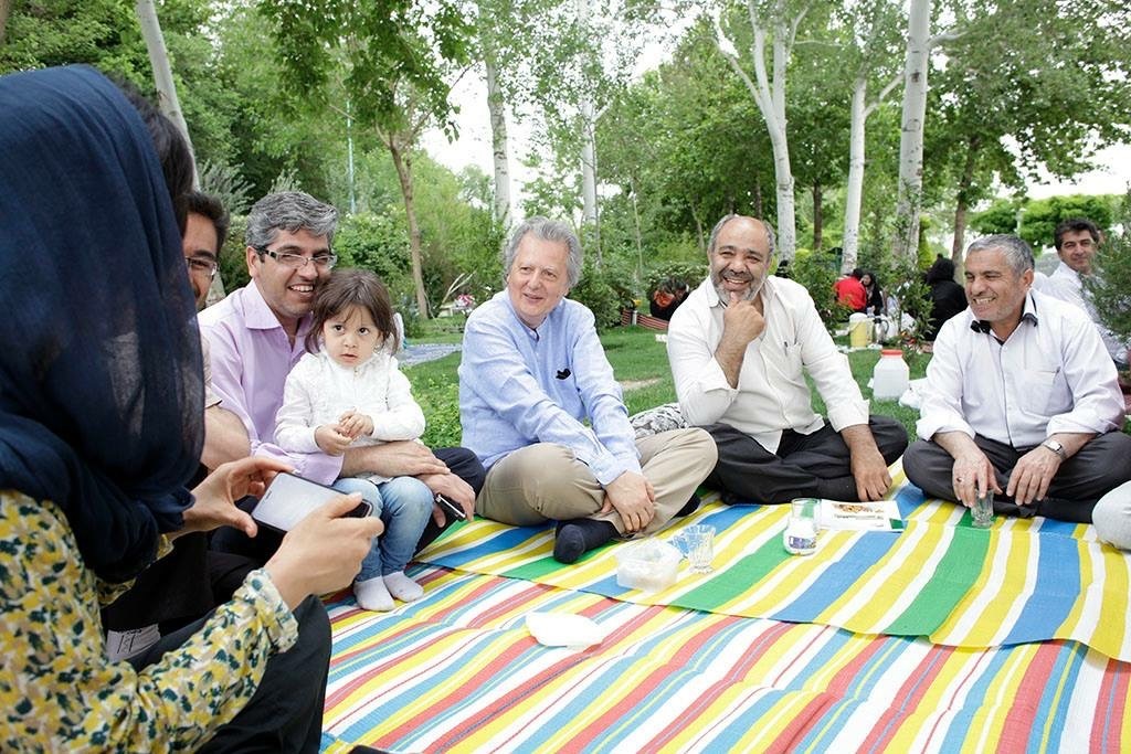 «En 2017, à la faveur de l'accord nucléaire et de la levée des sanctions, je suis à Ispahan et les Iraniens sont tellement heureux et optimistes qu'ils nous invitent à prendre le thé, à nous prendre en photo, à célébrer l'espoir retrouvé. L'année suivante, Trump quitte l'accord nucléaire et réimpose les sanctions.» Photo Laura Ning