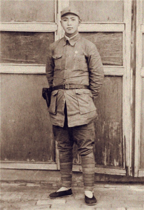 Liu Huaqing en septembre 1945, alors officier politique dans les forces communistes de l’Armée de la Huitième Route. Photographie prise peu après que son unité ait pris la ville de Xiajin, dans le cadre des affrontements entre nationalistes et communistes suivant le retrait du Japon.