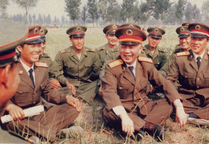 Juin 1989, en compagnie de soldats de l’APL (lieu inconnu).