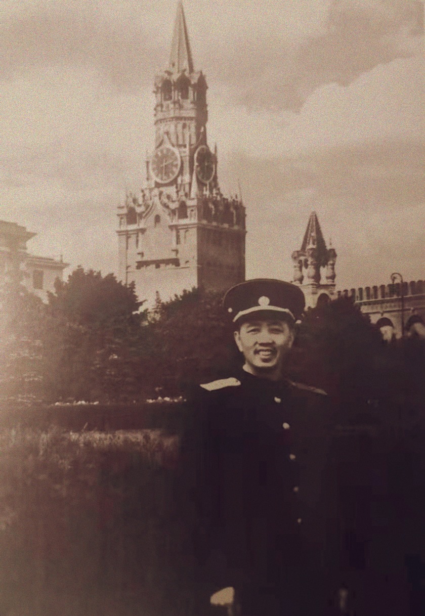 Devant la tour Spasskaya du Kremlin, à Moscou, vers 1955. Liu Huaqing effectue alors un séjour de quatre ans en Russie pour étudier la pensée navale soviétique. De retour en Chine, désormais cadre technique, il fait de la modernisation de la marine chinoise sa boussole personnelle.