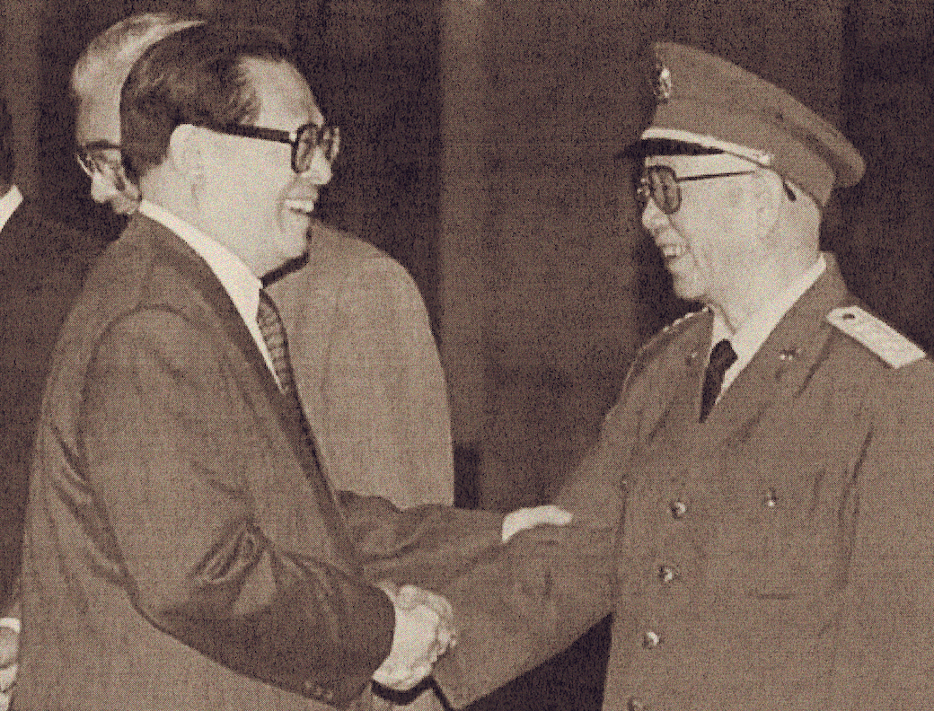 14 octobre 1992. L'amiral Liu Huaqing, vice-président de la Commission militaire centrale, s'entretient avec le président Jiang Zemin lors du 14e Congrès national du PCC, après avoir été élu membre du Comité permanent du Politburo et être devenu l'un des sept principaux dirigeants du Parti.