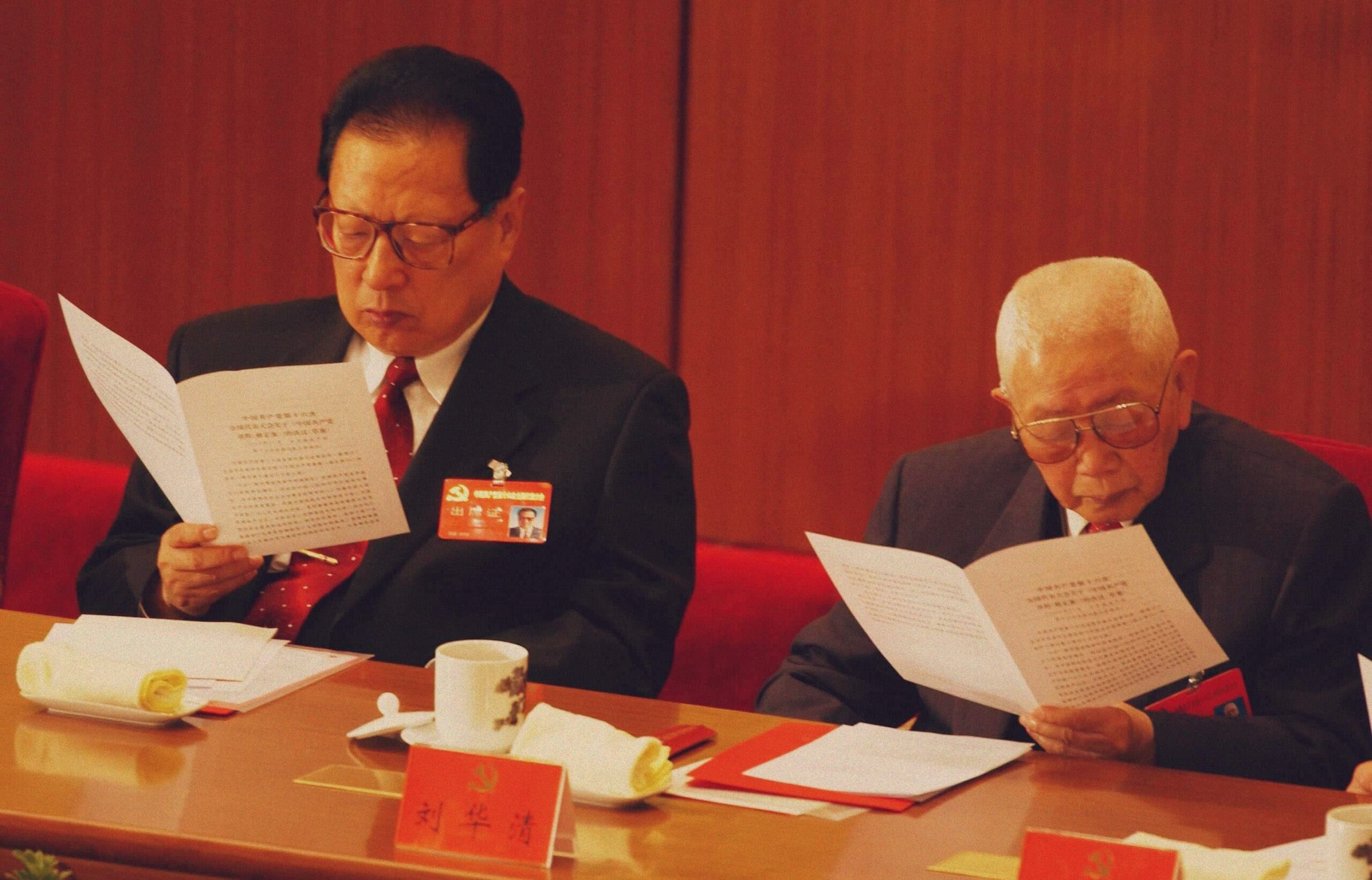 Liu Huaqing (à droite) et Qiao Shi assistent à la séance de clôture du 16e Congrès du Parti communiste, le 14 novembre 2002. © EyePress/Masseo T/Newscom