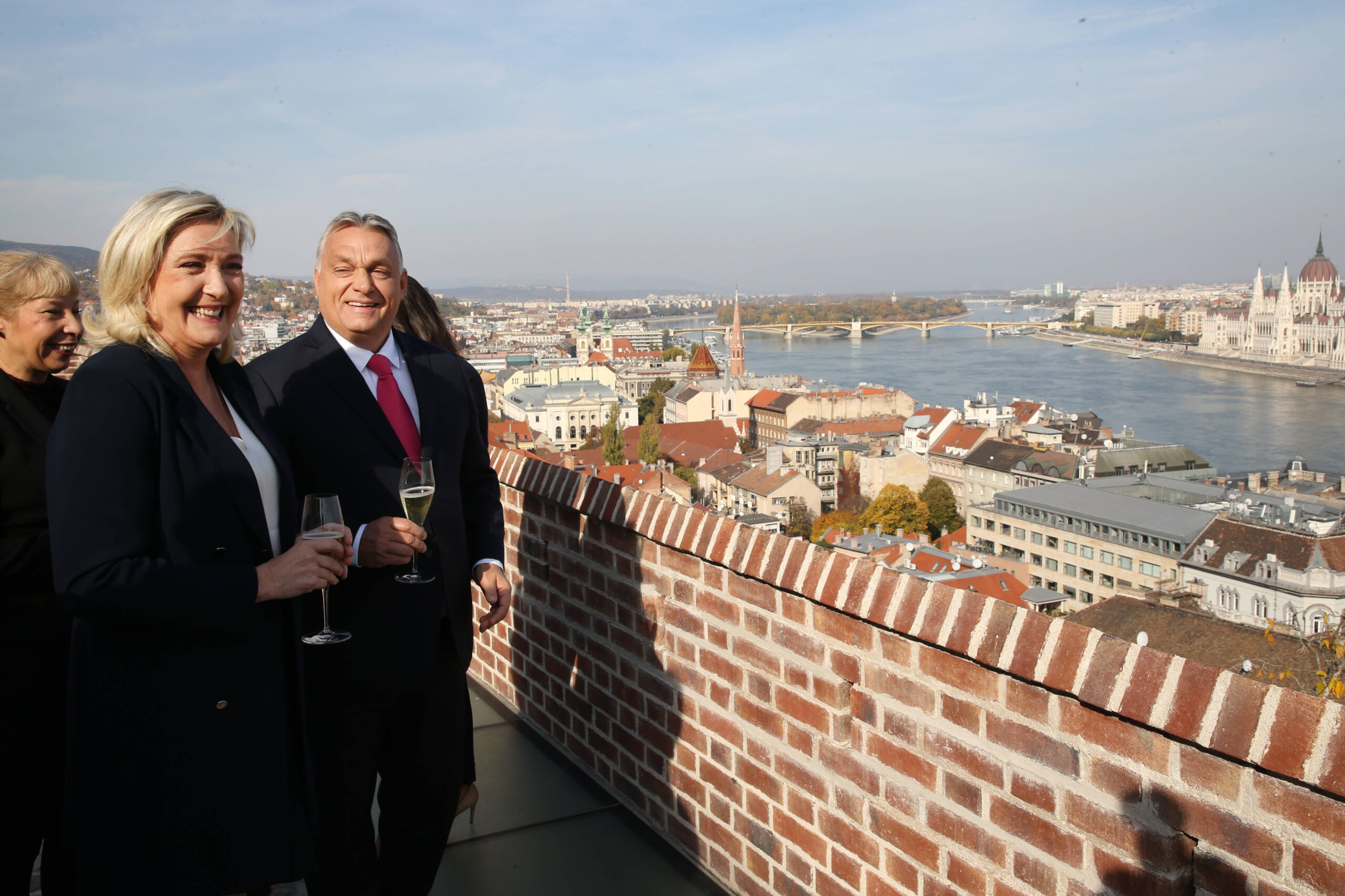 Marine Le Pen rencontre Viktor Orbán au siège du gouvernement, situé au monastère des Carmélites dans le quartier du château de Buda à Budapest, le 26 octobre 2021. © Alain Robert/SIPA