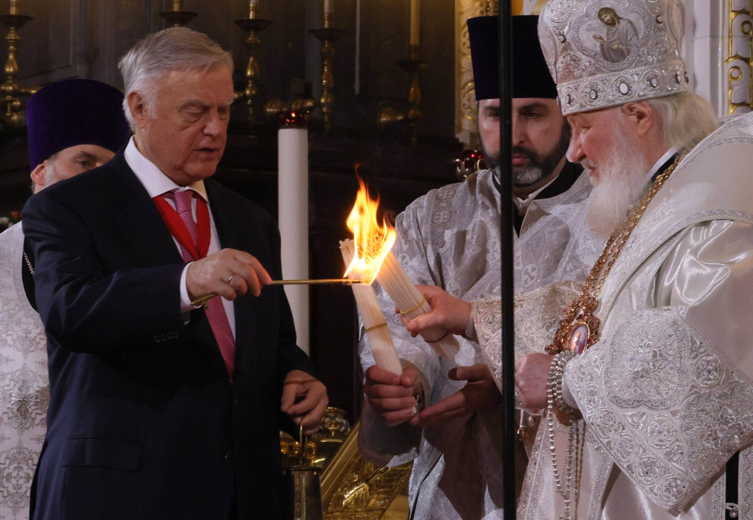 Vladimir Iakounine remet le Feu sacré de Jérusalem au patriarche Kirill à la cathédrale du Christ-Sauveur à Moscou. © Mikhail Metzel