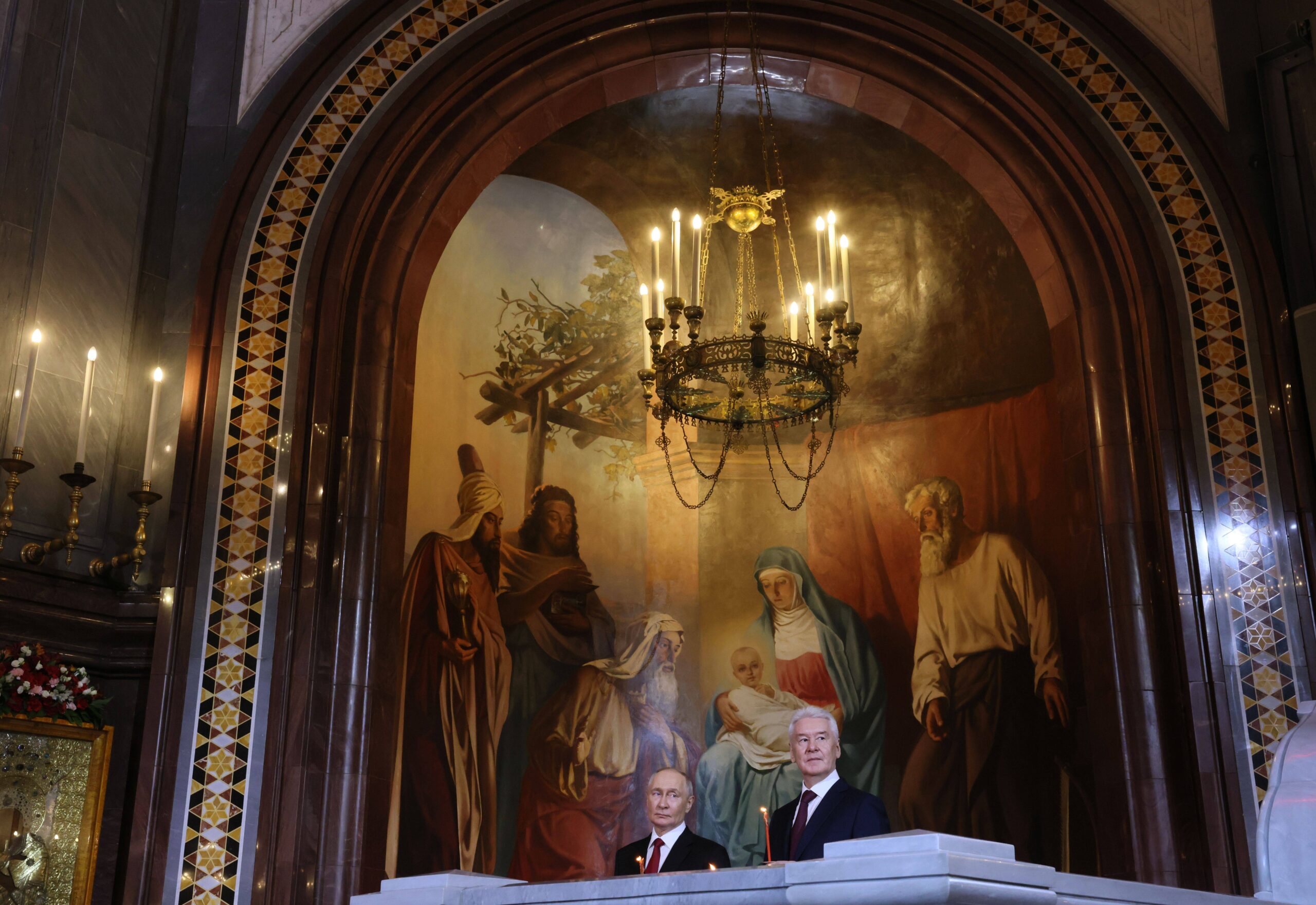 Le président russe Vladimir Poutine et le maire de Moscou Sergueï Sobianine assistent à l'office. © Mikhail Metzel