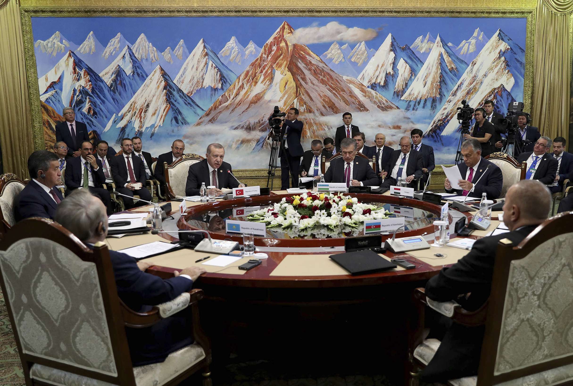 Le président de l'Azerbaïdjan, Ilham Aliyev, à droite, le président du Kazakhstan, Nursultan Nazarbayev, à l'arrière gauche, le président du Kirghizistan, Sooronbay Jeenbekov, le président de la Turquie, Recep Tayyip Erdogan, le président de l'Ouzbékistan, Shavkat Mirziyoyev, et le Premier ministre hongrois, Viktor Orban, lors du sommet du Conseil de coopération des États turcophones à Cholpon-Ata, au Kirghizistan, le lundi 3 septembre 2018. © AP