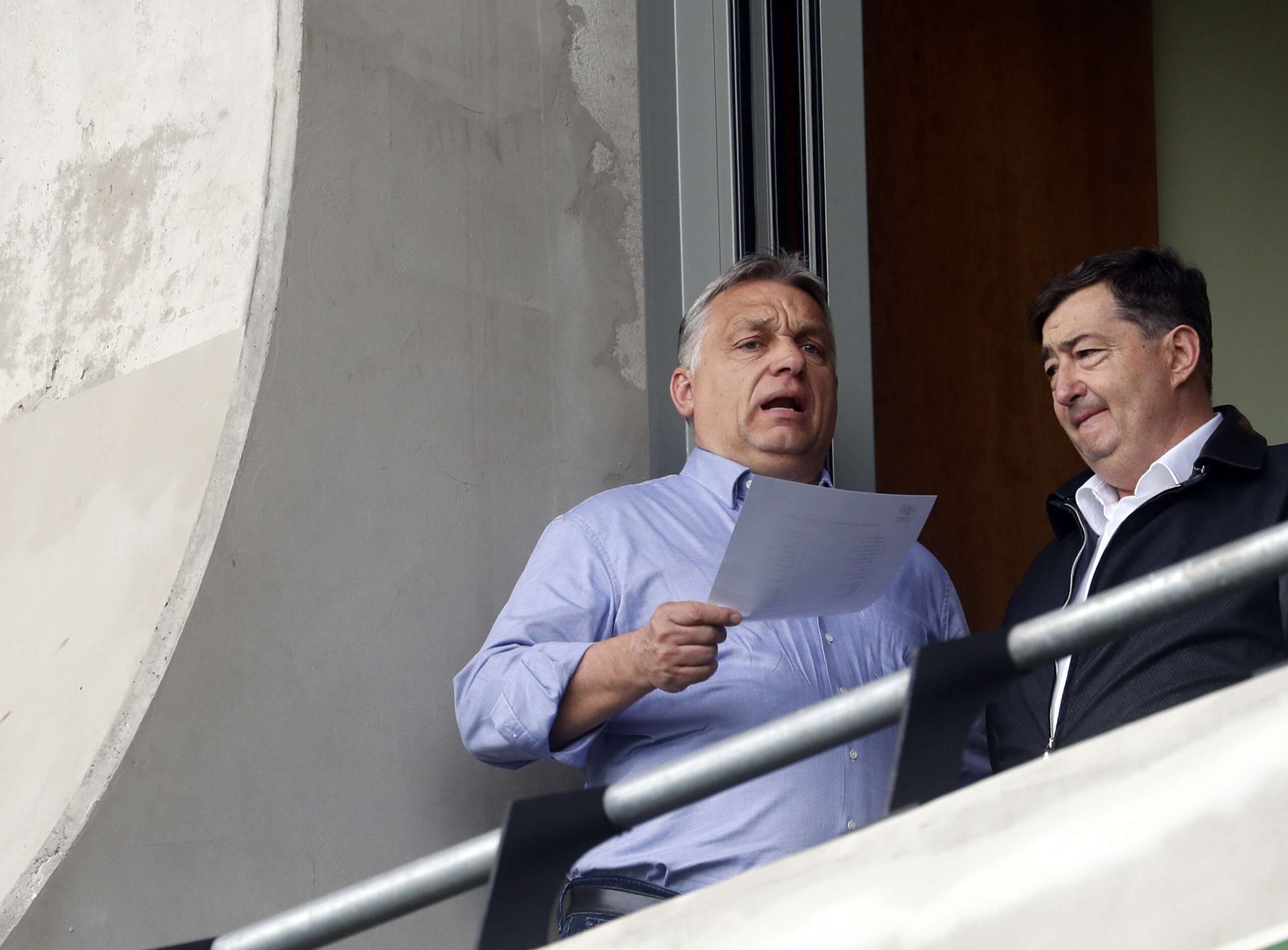 Le Premier ministre hongrois Viktor Orbán, à gauche, s'entretient avec Lőrinc Mészáros lors d'un match de football dans sa ville natale de Felcsút, en Hongrie, le 19 mai 2019. © AP Photo/Laszlo Balogh