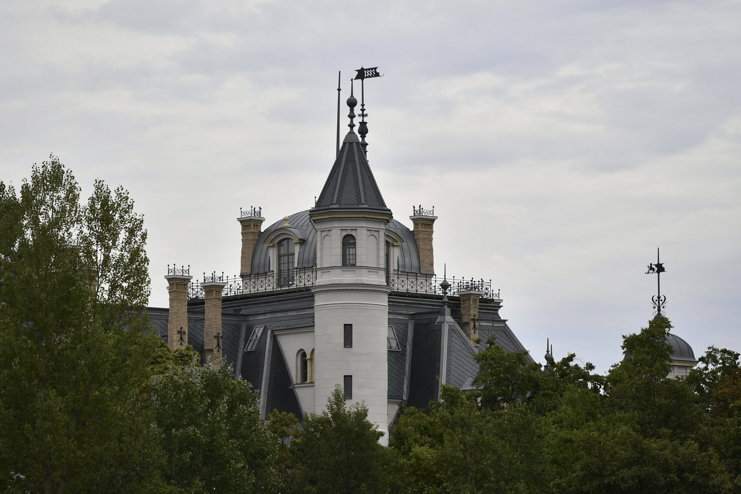 Le château de Tura, qui date du XIXe siècle, appartient au gendre du Premier ministre hongrois Viktor Orbán. © Anna Szilagyi, AP Photo. 