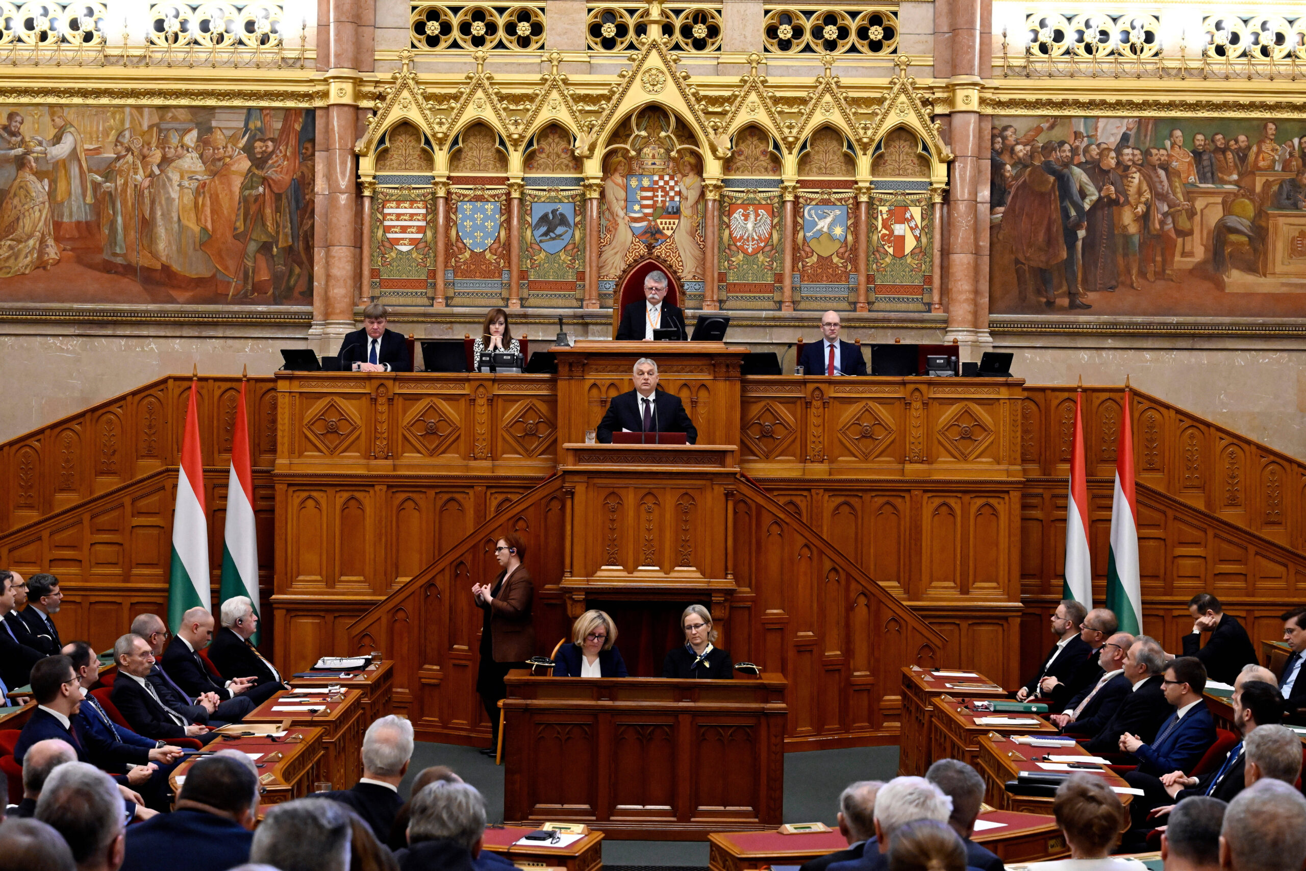 Le Premier ministre hongrois Viktor Orbán prononce un discours lors de la première séance plénière de la session parlementaire de printemps à Budapest, en Hongrie, le lundi 23 février 2026. © Zoltan Mathe/MTI via AP