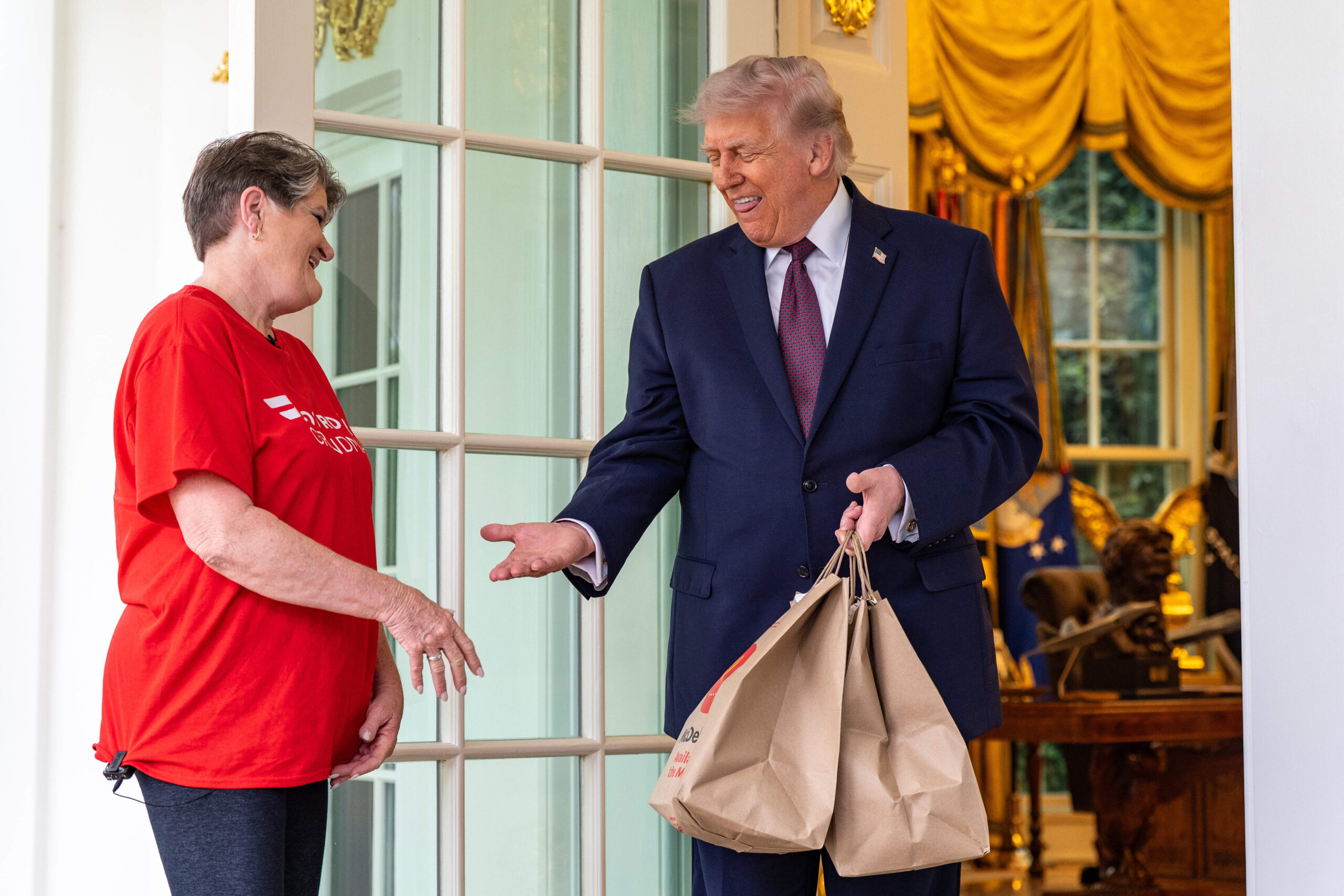 Le président américain Donald Trump reçoit une commande de McDonald's, à la Maison-Blanche, Washington, DC, le lundi 13 avril 2026. © Salwan Georges/UPI/Shutterstock
