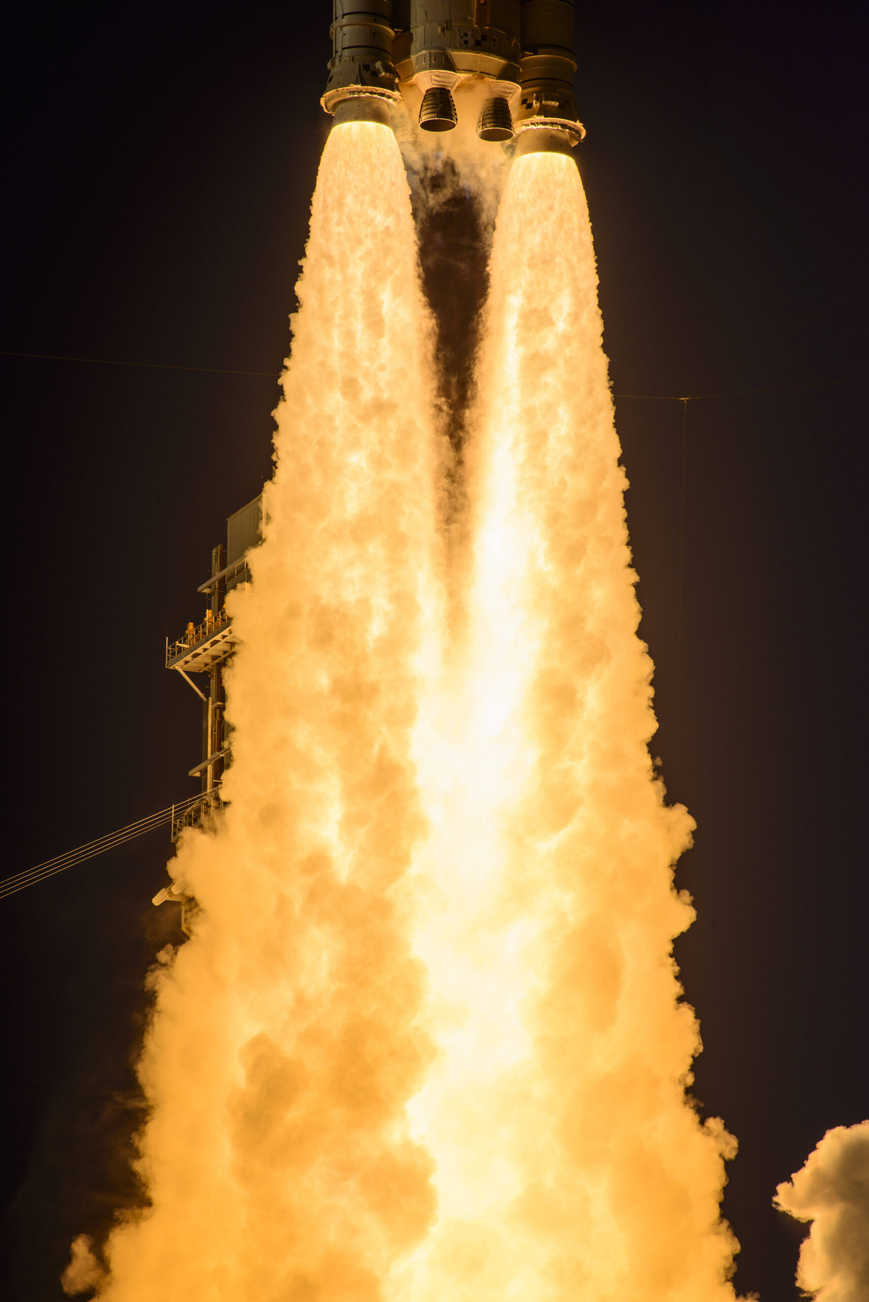 Un lanceur Space Launch System (SLS) de la NASA, embarquant le vaisseau spatial Orion avec à son bord les astronautes de la mission Artemis II, décolle du complexe de lancement 39B (LC-39B) du Centre spatial Kennedy de la NASA, en Floride, le 1er avril 2026 à 18 h 35 (heure de l'Est). Le vaisseau spatial Orion est en route pour se mettre en orbite autour de la Lune. © Jennifer Briggs, ZUMA Press.
