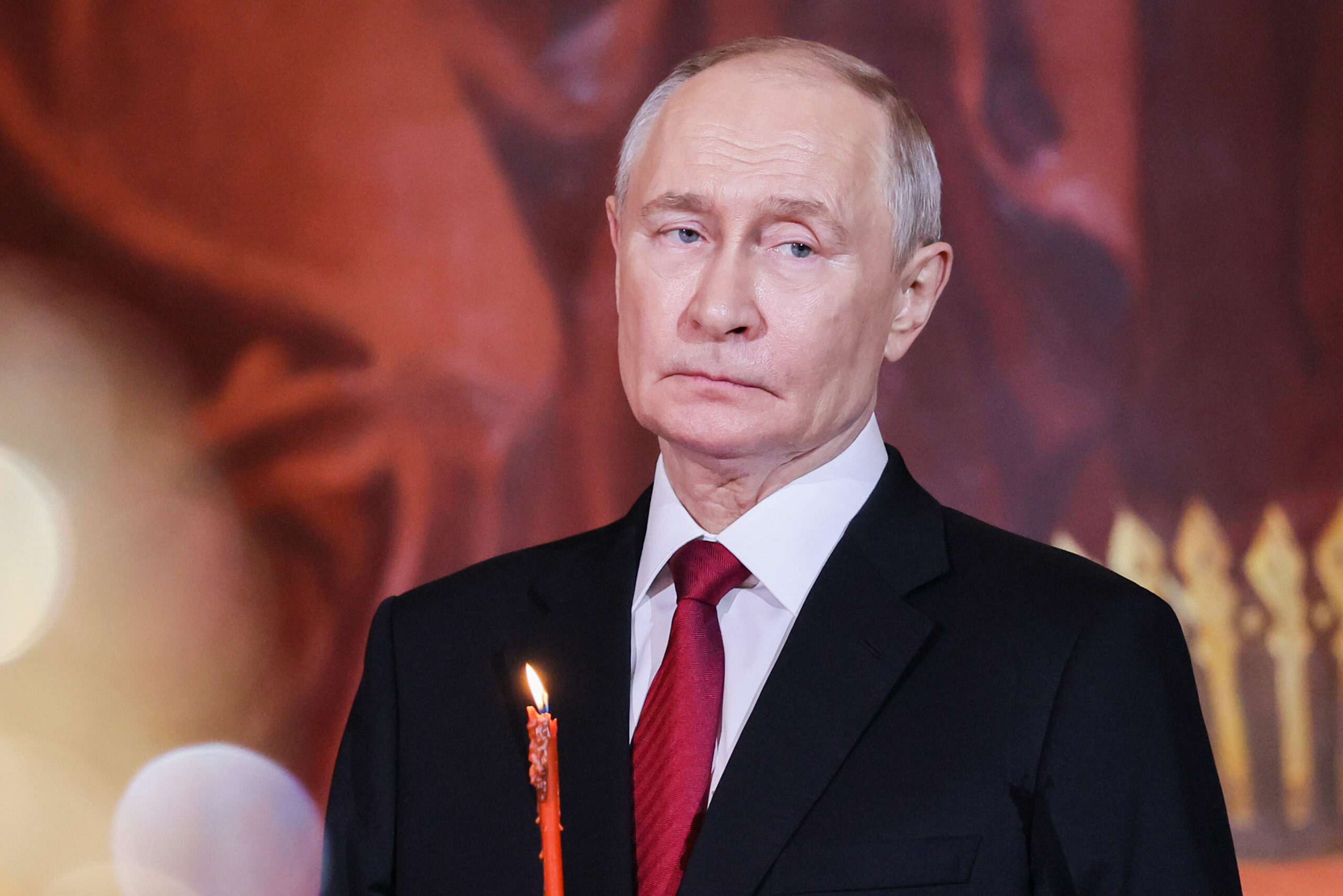 Le président russe Vladimir Poutine assiste à un l'office de Pâques à la cathédrale du Christ-Sauveur. © Sergei Savostyanov