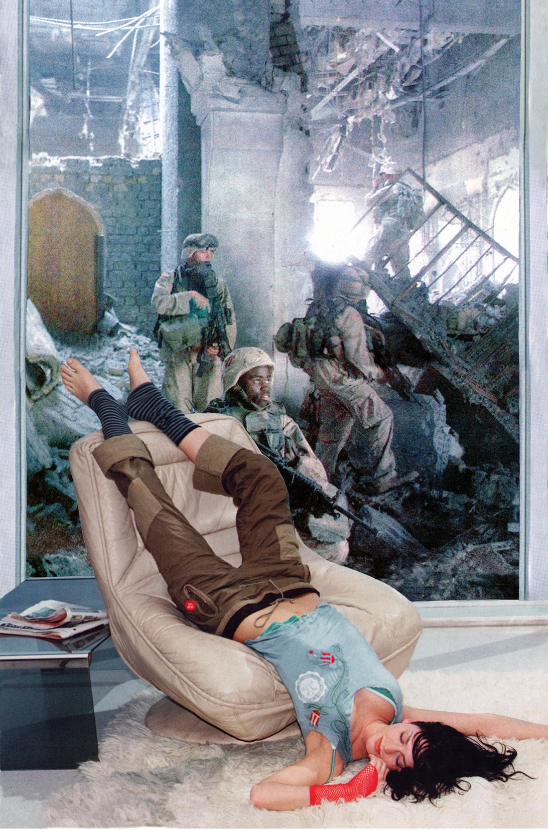 Martha Rosler, Lounging Woman (2004). Tiré de la série House Beautiful: Bringing the War Home. Photomontage. Propriété de l'artiste.