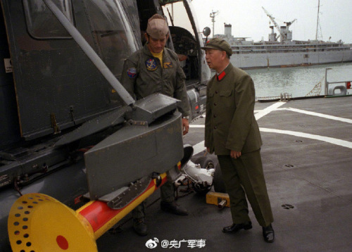 Un commentaire largement relayé affirmait : «On se souvient de cette image émouvante où Liu Huaqing se dressait sur la pointe des pieds pour observer de plus près l’équipement de l’armée américaine. Aujourd’hui, la Marine populaire est entrée dans l’ère des «trois porte-avions». La Marine d’aujourd’hui est telle que vous l’aviez souhaitée!»