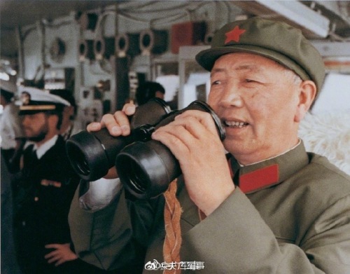 Ces deux images, prises en 1980 lors d'un voyage de Liu Huaqing aux États-Unis — une première pour une autorité militaire chinoise de ce niveau à bord d'un porte-avion américain —, ont été largement relayées par la propagande chinoise après sa mort. Elles incarnent parfaitement, presque physiquement, par l'attitude de l'amiral, la doctrine de Deng Xiaoping : «Cacher sa force, attendre son heure».
