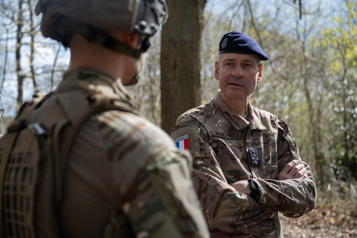 Avec un militaire de la première brigade parachutiste. © Armée de Terre
